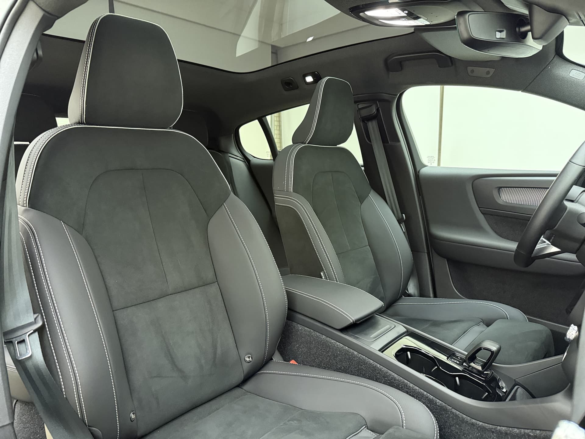 Volvo EC40 Extended Range Ultra / 20'' / Nubuck / Trekhaak / 360 Camera / Elektr. Stoelen / Harman&Kardon Audio / Getint glas / Panoramadak / thumbnail 4