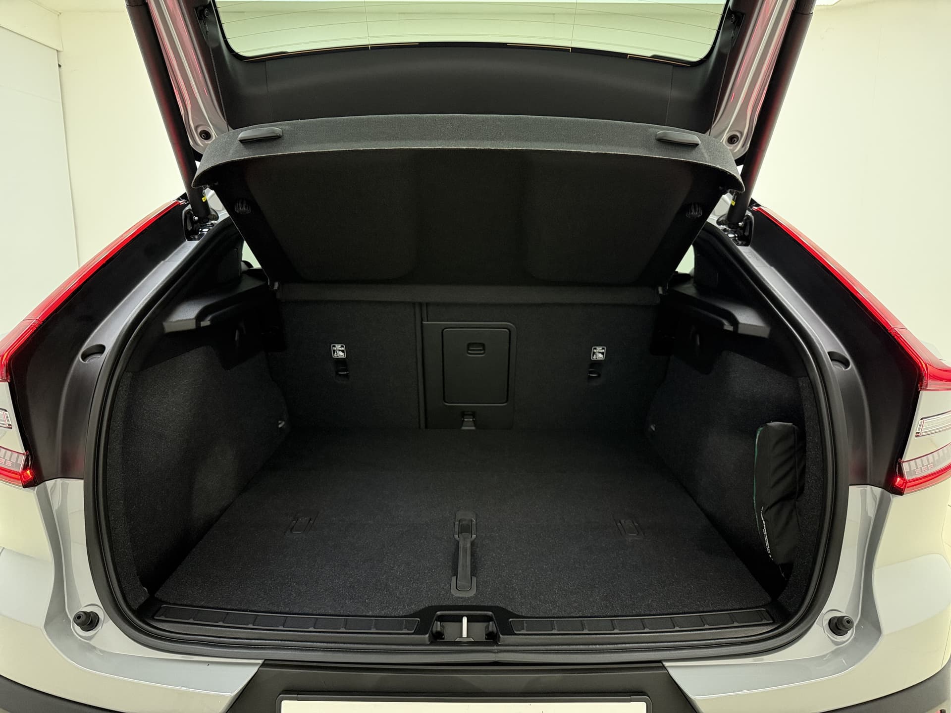 Volvo EC40 Extended Range Ultra / 20'' / Nubuck / Trekhaak / 360 Camera / Elektr. Stoelen / Harman&Kardon Audio / Getint glas / Panoramadak / thumbnail 8