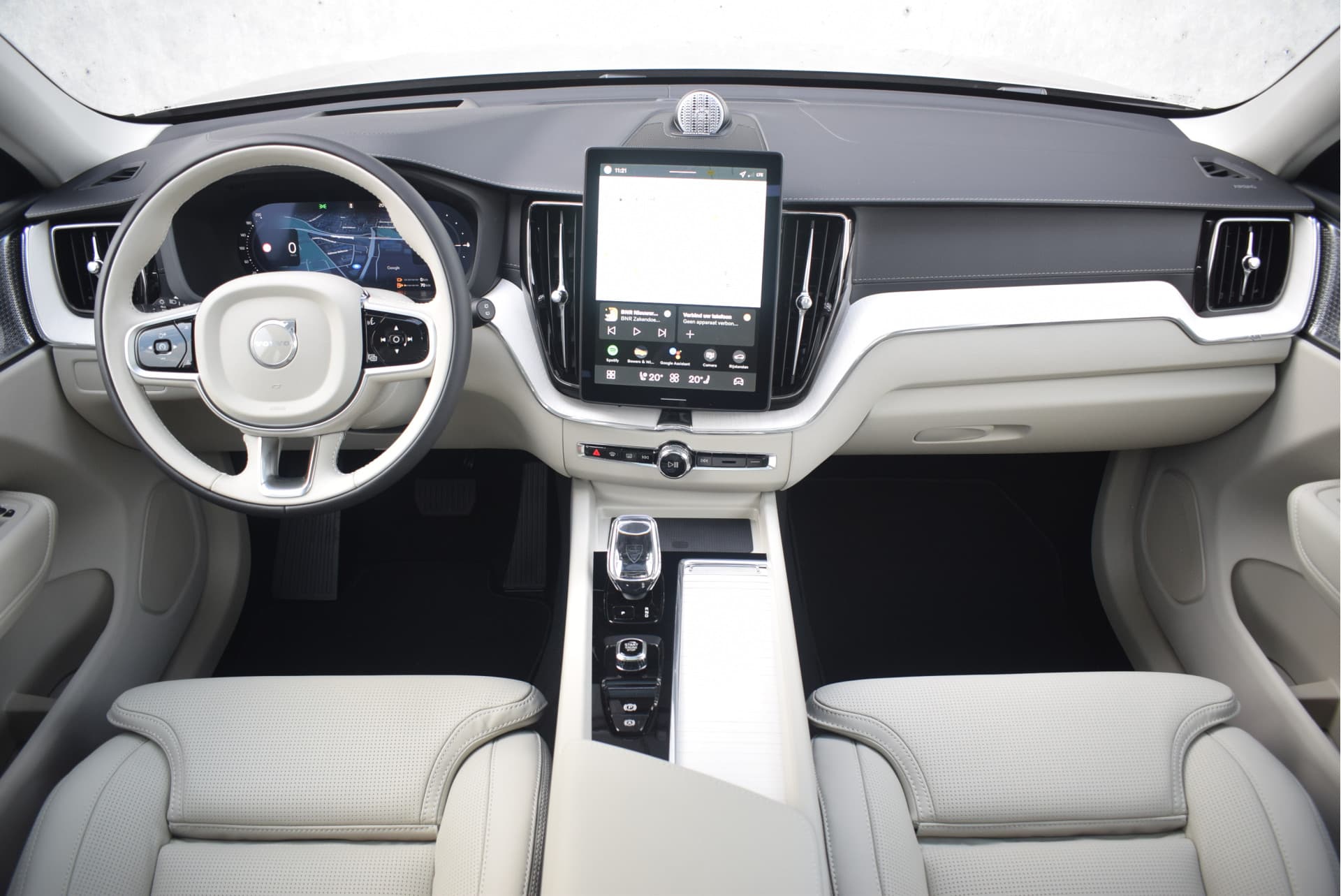 Volvo XC60 T6 350pk AWD Ultra Bright / Luchtvering / Bowers en Wilkins audio / HUD / 360 camera / Stoelmassage / thumbnail 2