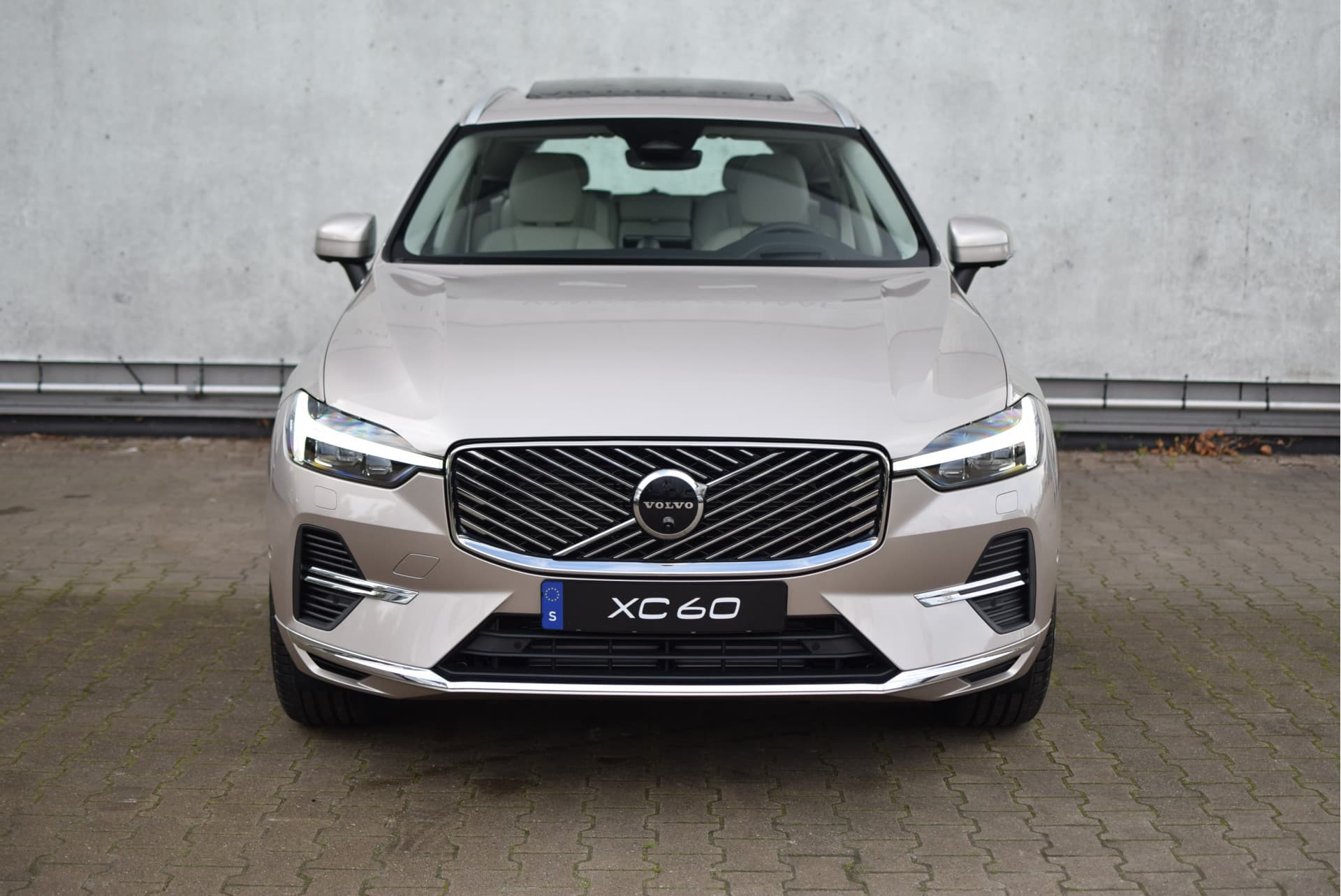 Volvo XC60 T6 350pk AWD Ultra Bright / Luchtvering / Bowers en Wilkins audio / HUD / 360 camera / Stoelmassage / thumbnail 3