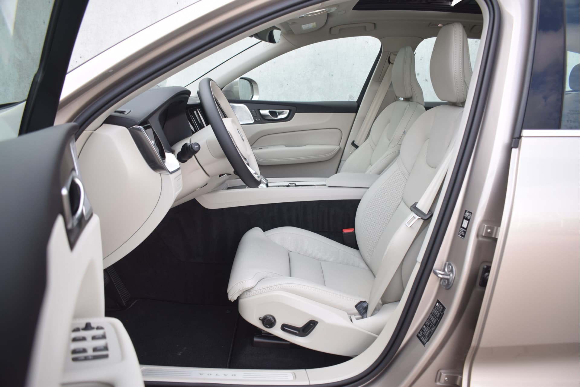 Volvo XC60 T6 350pk AWD Ultra Bright / Luchtvering / Bowers en Wilkins audio / HUD / 360 camera / Stoelmassage / thumbnail 4