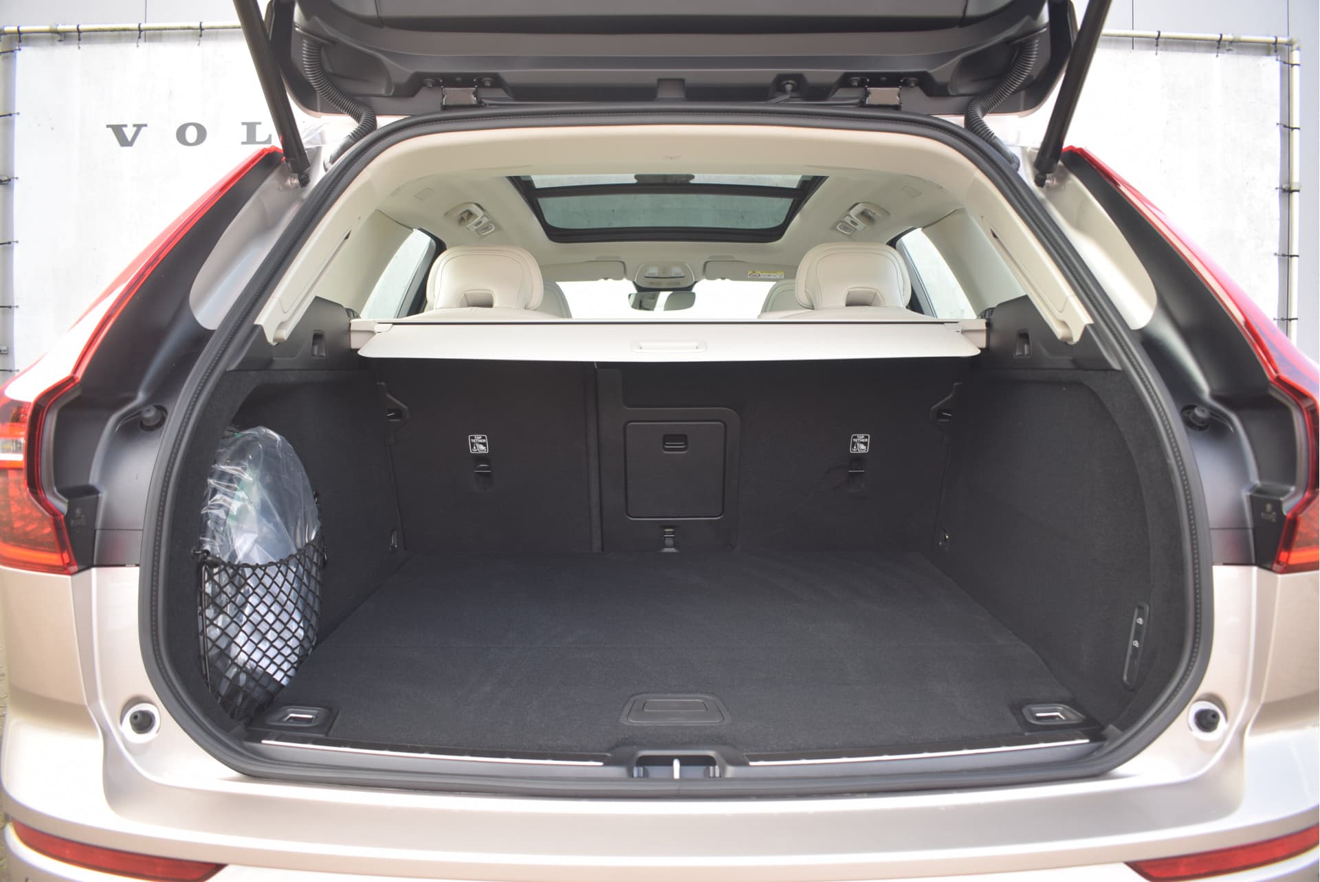 Volvo XC60 T6 350pk AWD Ultra Bright / Luchtvering / Bowers en Wilkins audio / HUD / 360 camera / Stoelmassage / thumbnail 7