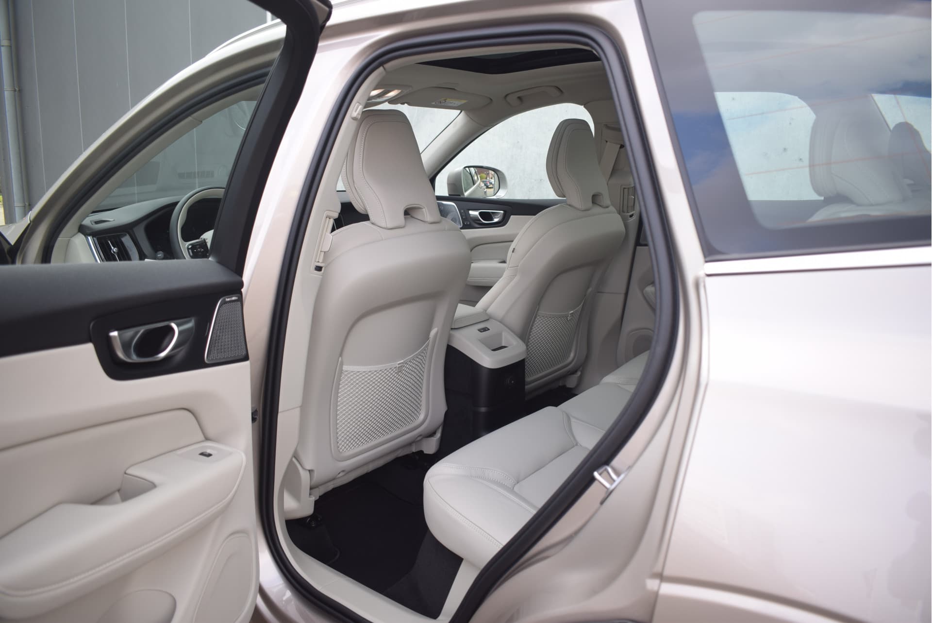 Volvo XC60 T6 350pk AWD Ultra Bright / Luchtvering / Bowers en Wilkins audio / HUD / 360 camera / Stoelmassage / thumbnail 8