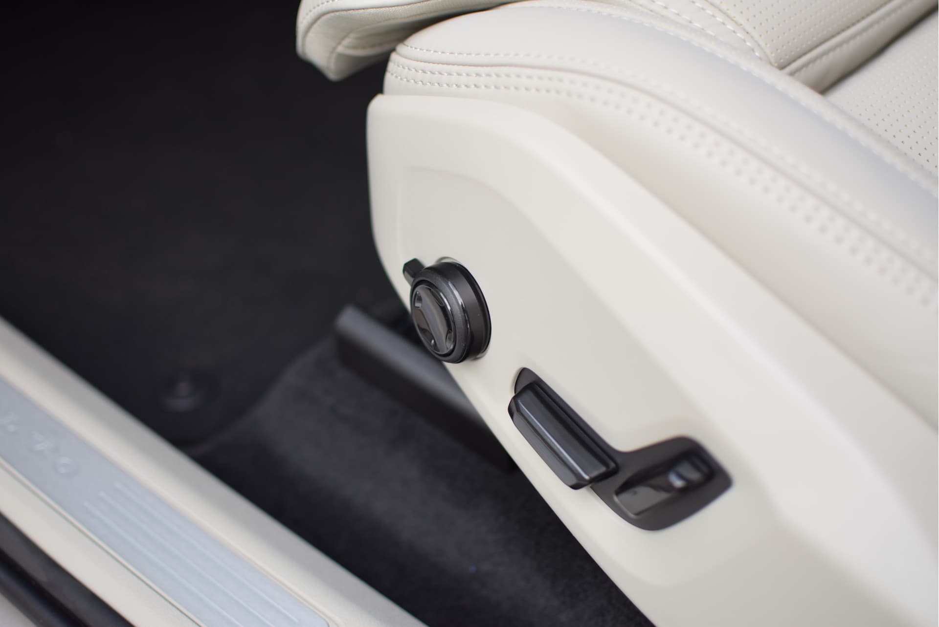 Volvo XC60 T6 350pk AWD Ultra Bright / Luchtvering / Bowers en Wilkins audio / HUD / 360 camera / Stoelmassage / thumbnail 16