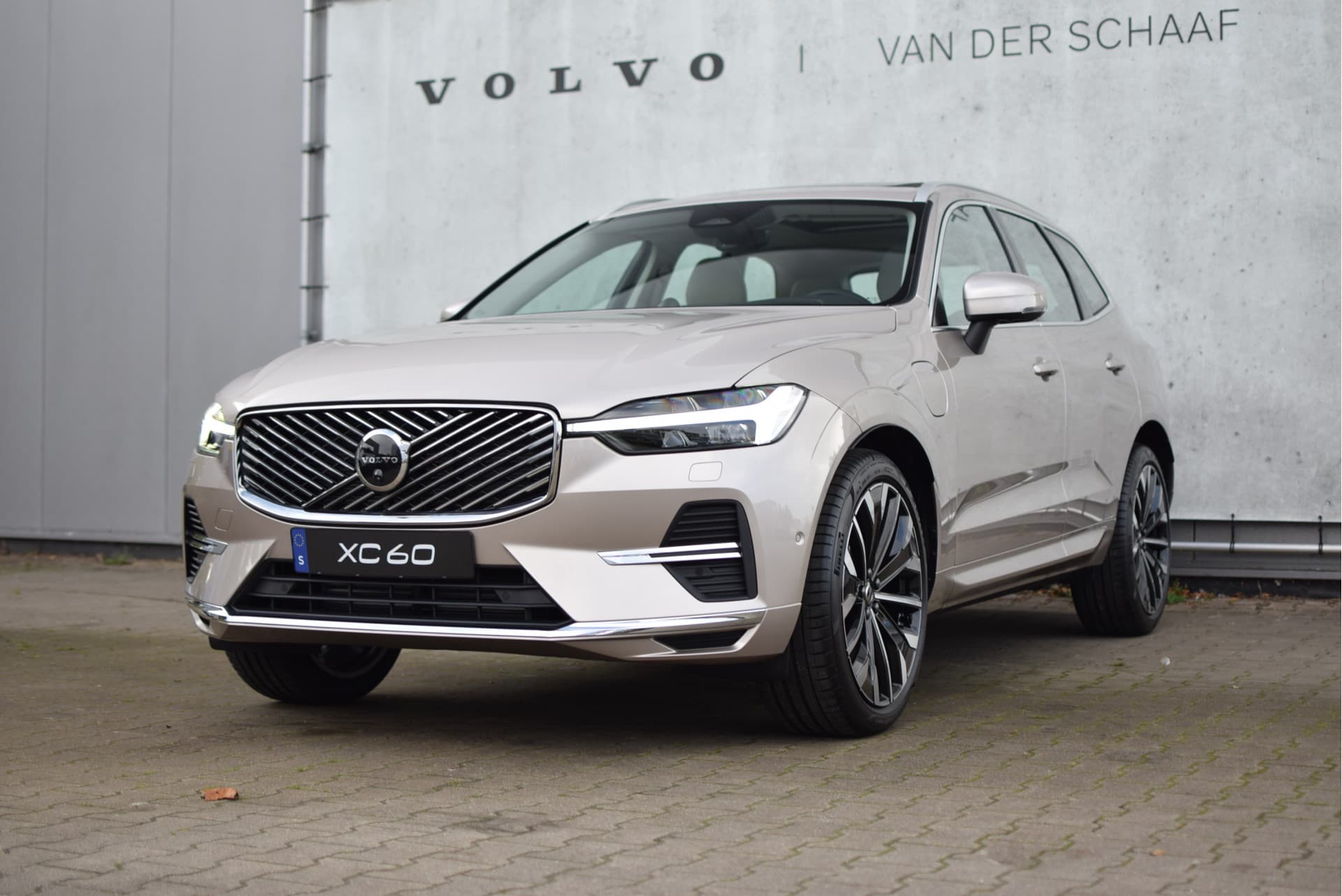 Volvo XC60 T6 350pk AWD Ultra Bright / Luchtvering / Bowers en Wilkins audio / HUD / 360 camera / Stoelmassage / thumbnail 18