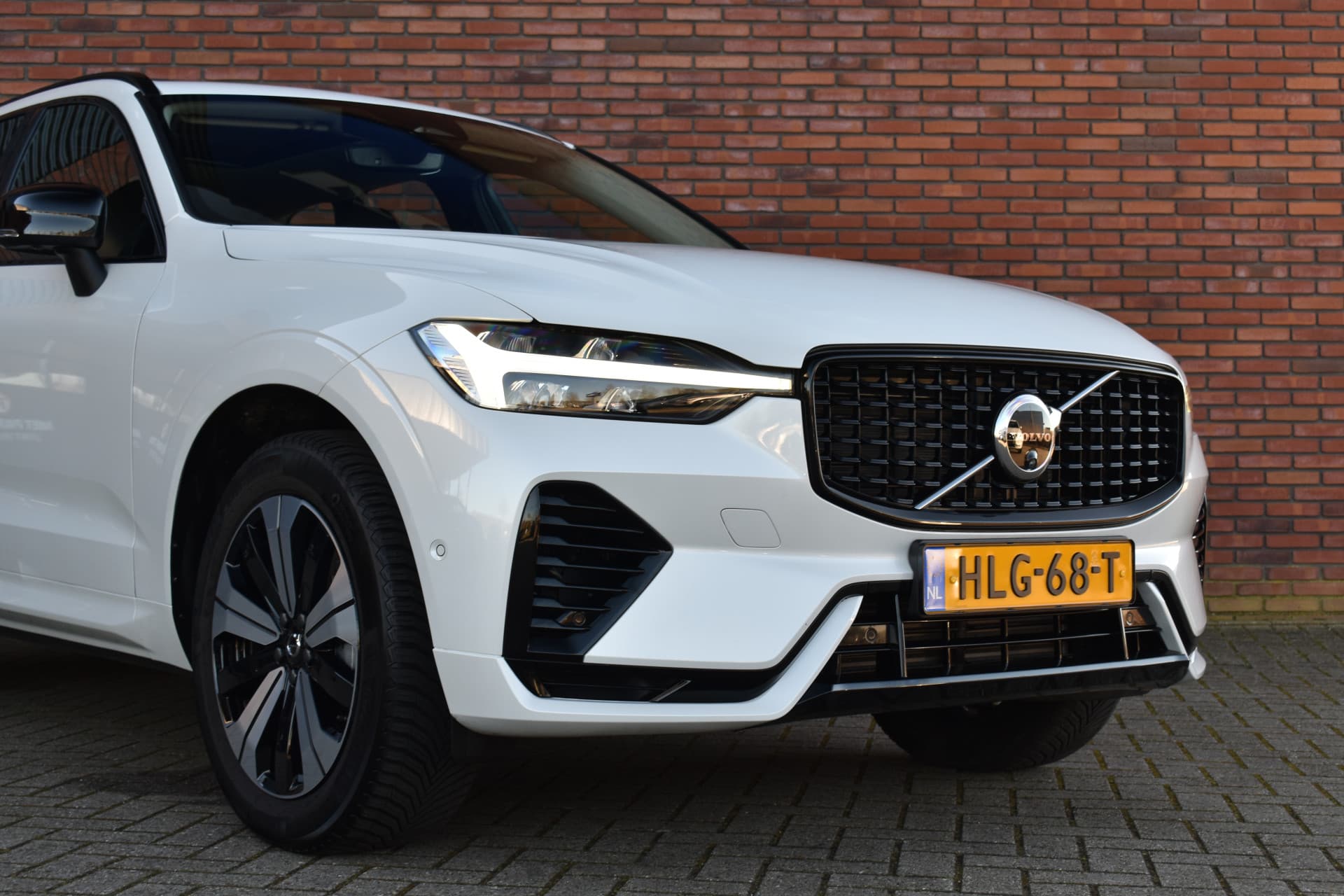 Volvo XC60 T6 350PK Plug-in hybrid AWD Plus Dark thumbnail 2