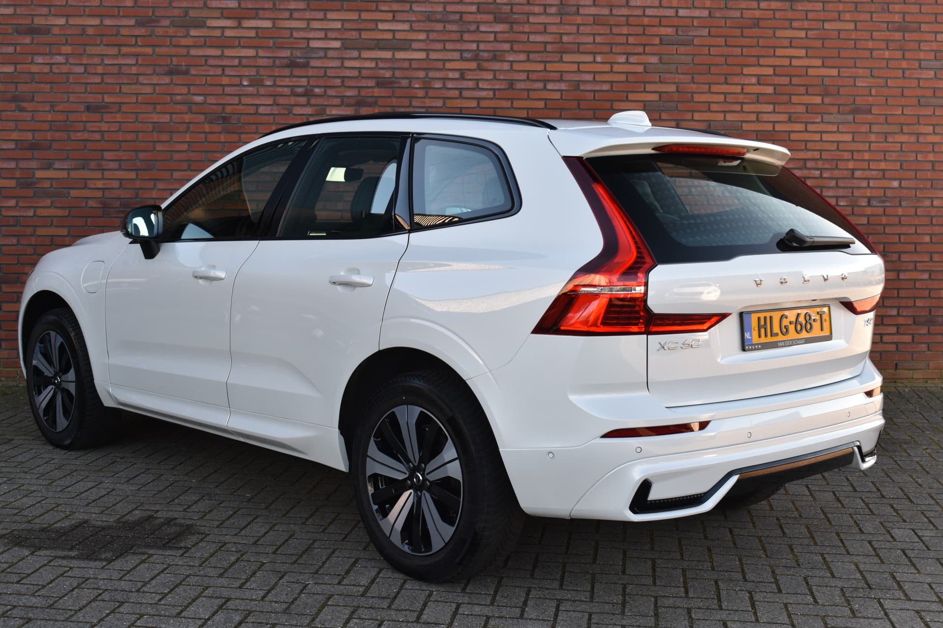 Volvo XC60 T6 350PK Plug-in hybrid AWD Plus Dark thumbnail 3