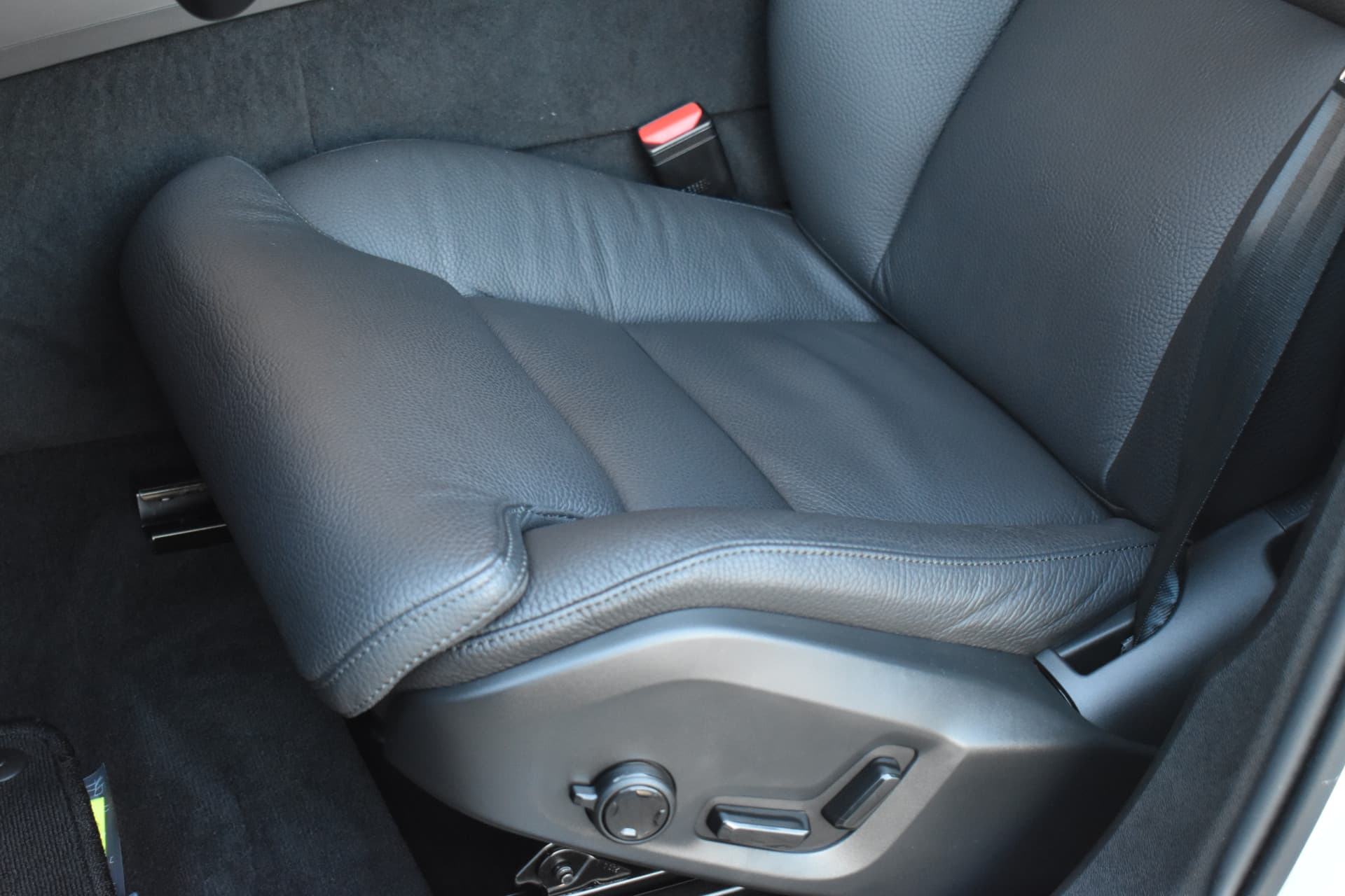 Volvo XC60 T6 350PK Plug-in hybrid AWD Plus Dark thumbnail 8