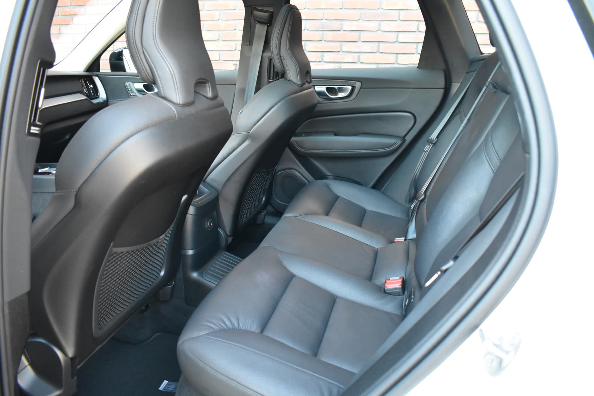 Volvo XC60 T6 350PK Plug-in hybrid AWD Plus Dark thumbnail 9