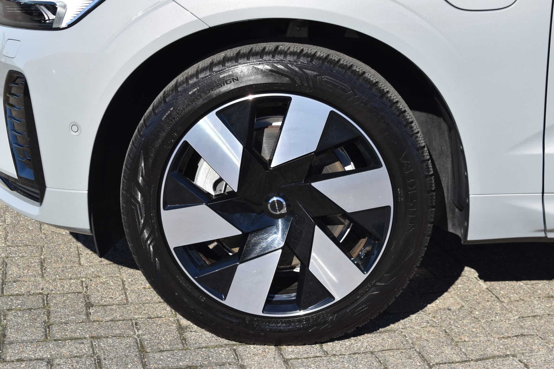 Volvo XC60 T6 AWD 350PK Plug-in Hybrid Ultimate Dark thumbnail 6