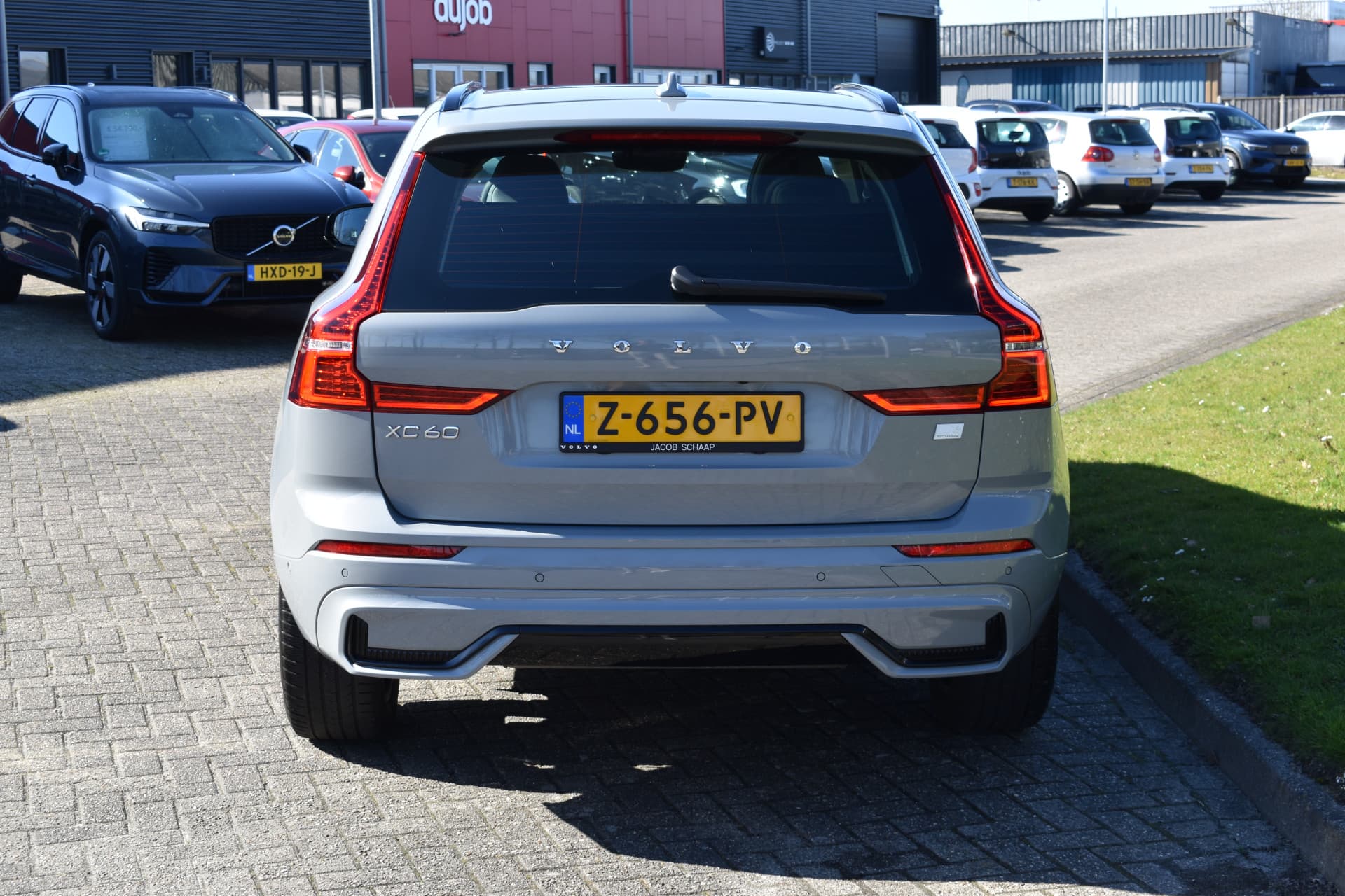 Volvo XC60 T6 AWD 350PK Plug-in Hybrid Ultimate Dark thumbnail 16