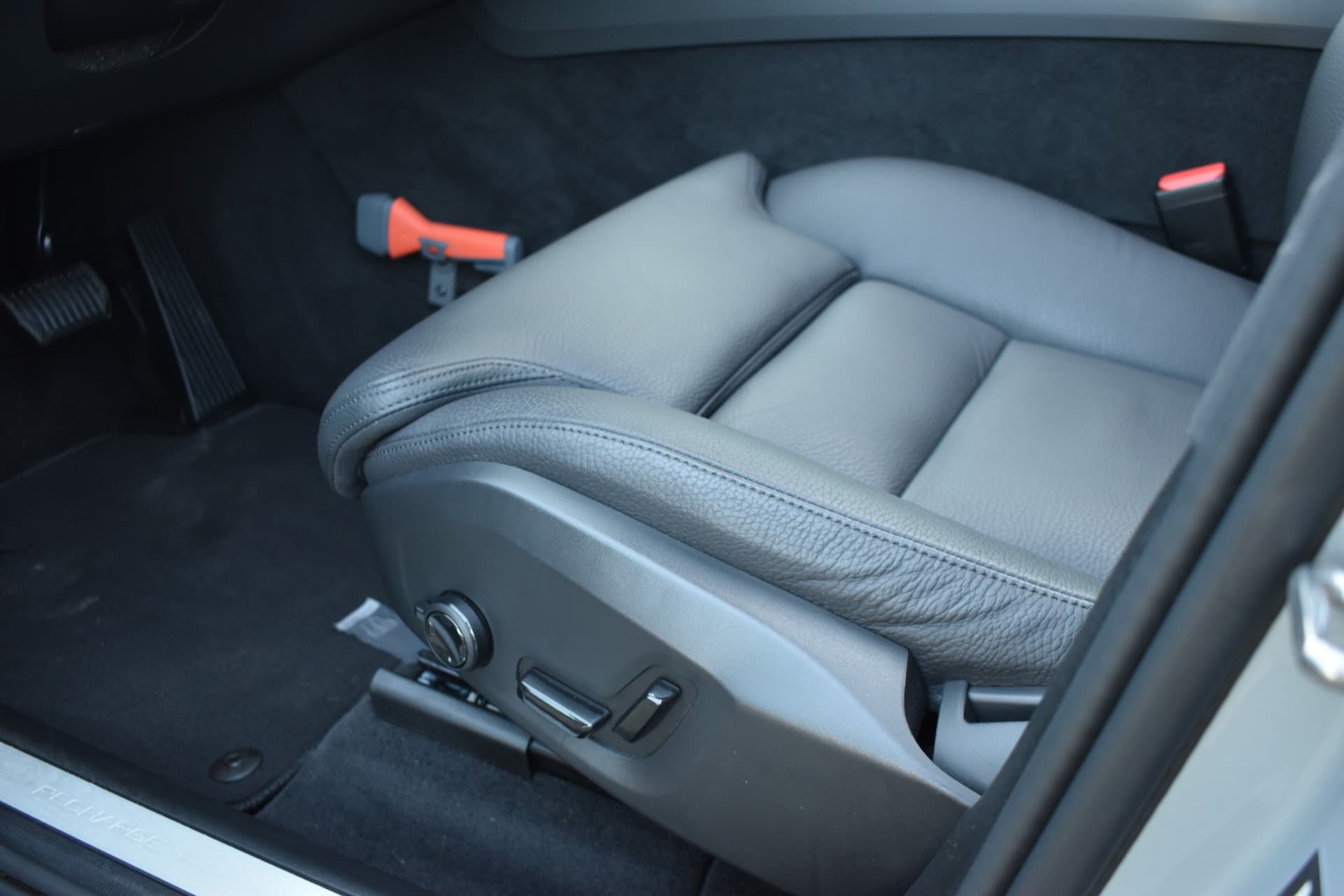 Volvo XC60 T6 AWD 350PK Plug-in Hybrid Ultimate Dark thumbnail 30