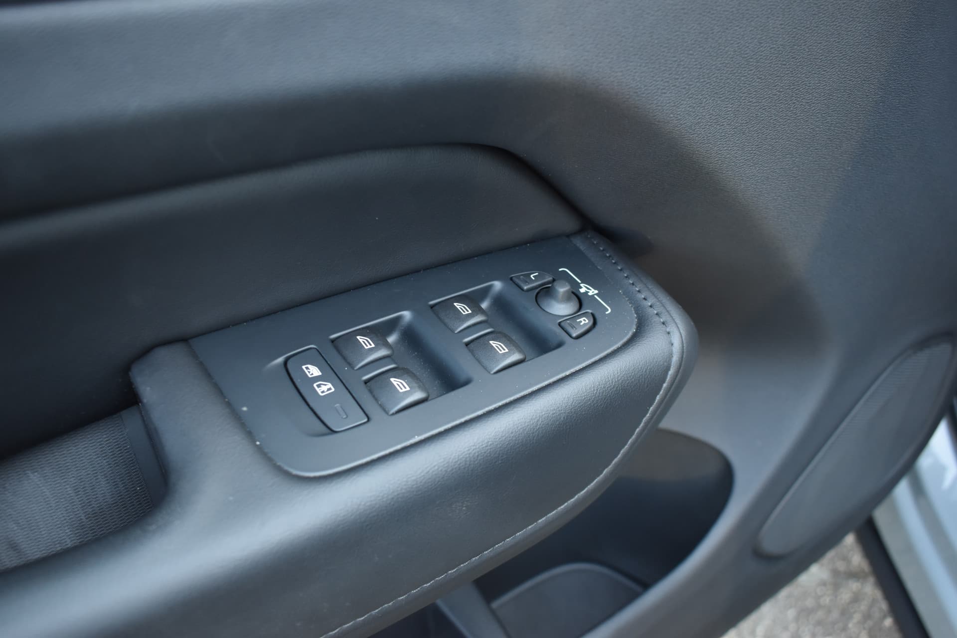 Volvo XC60 T6 AWD 350PK Plug-in Hybrid Ultimate Dark thumbnail 31