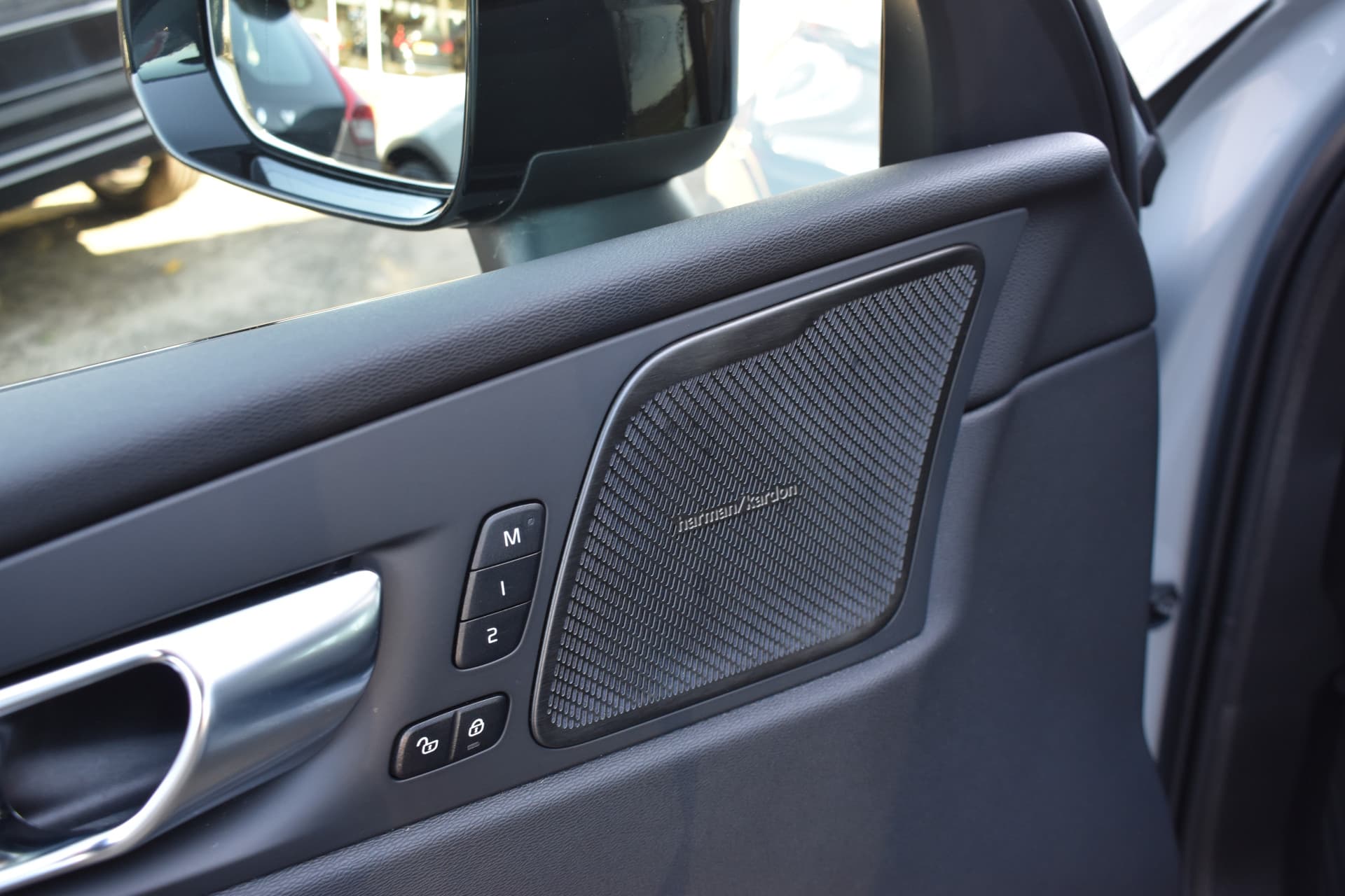 Volvo XC60 T6 AWD 350PK Plug-in Hybrid Ultimate Dark thumbnail 32