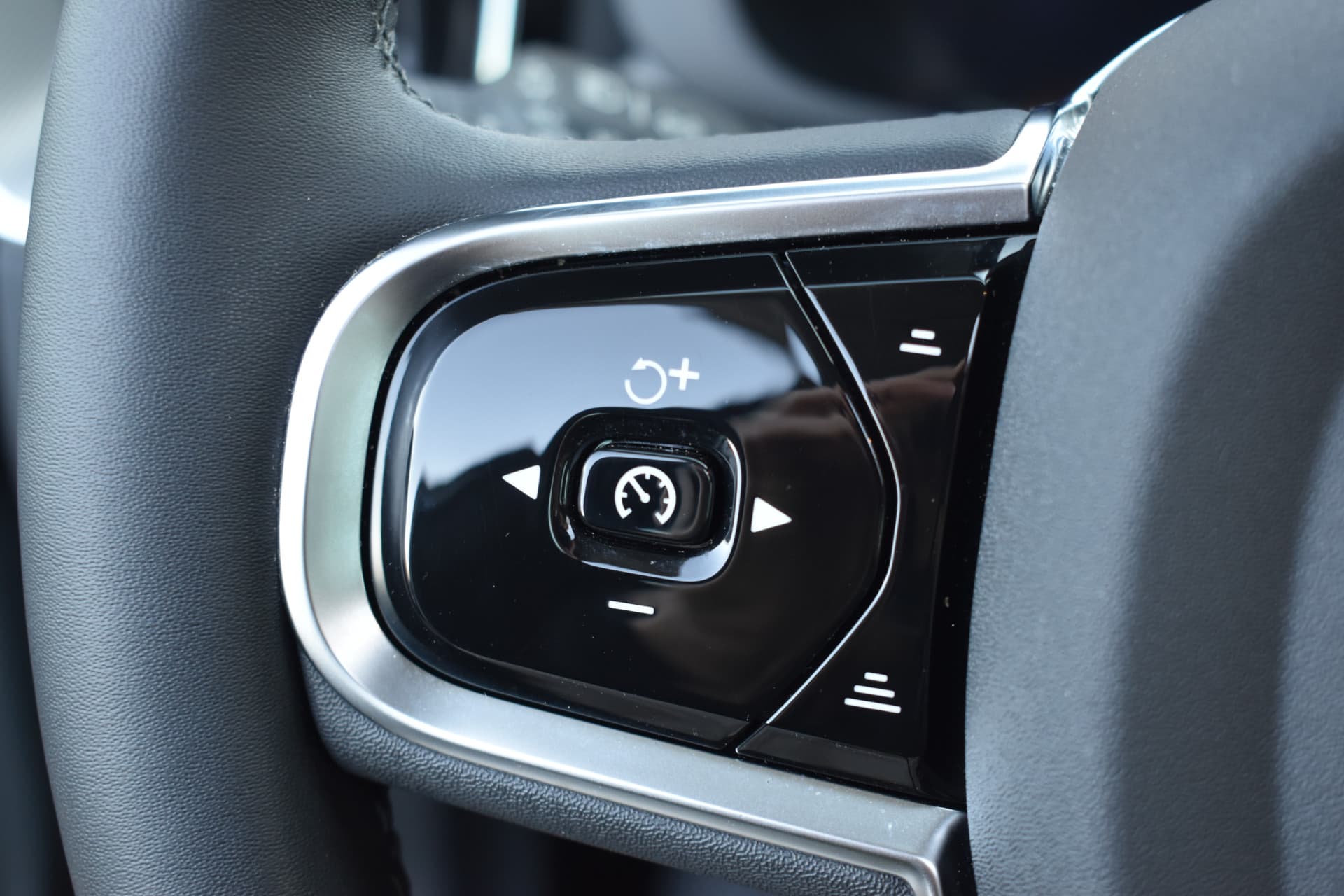 Volvo XC60 T6 AWD 350PK Plug-in Hybrid Ultimate Dark thumbnail 34