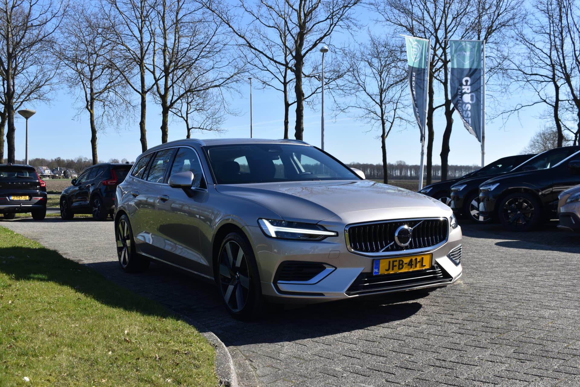 Volvo V60 T6 AWD 350PK Plug-in Hybrid Essential Bright thumbnail 2