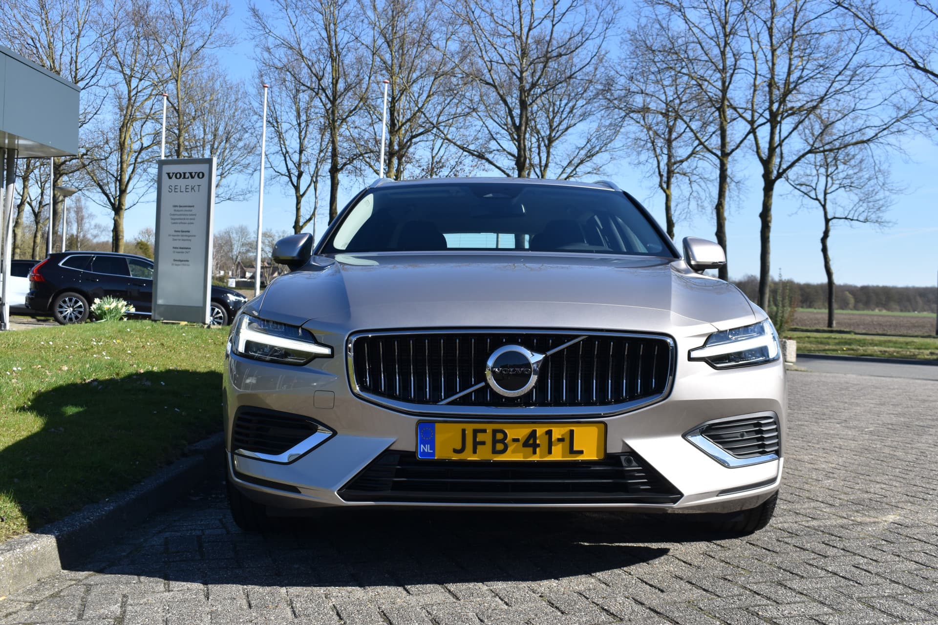 Volvo V60 T6 AWD 350PK Plug-in Hybrid Essential Bright thumbnail 3