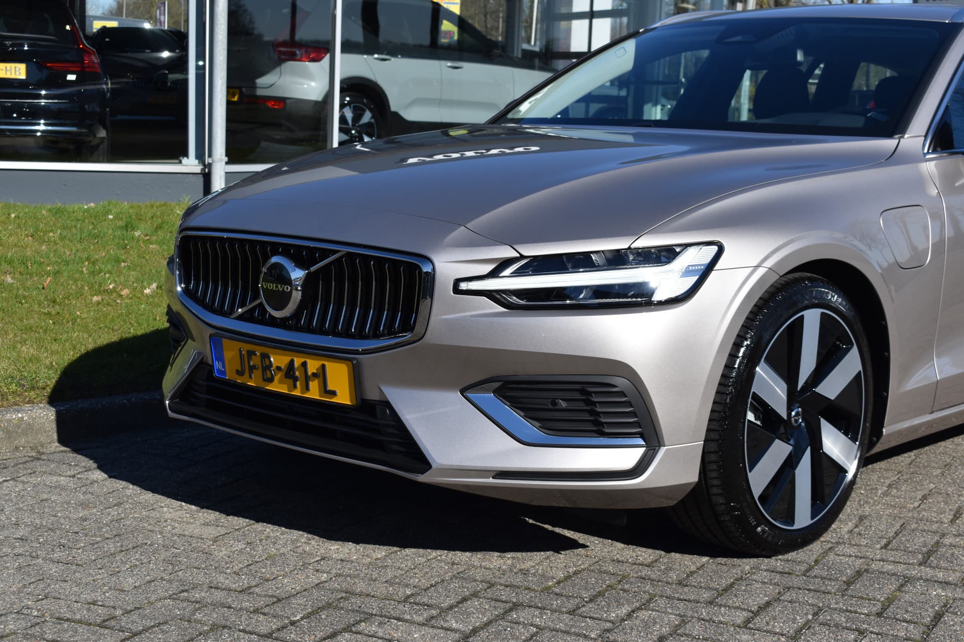 Volvo V60 T6 AWD 350PK Plug-in Hybrid Essential Bright thumbnail 4