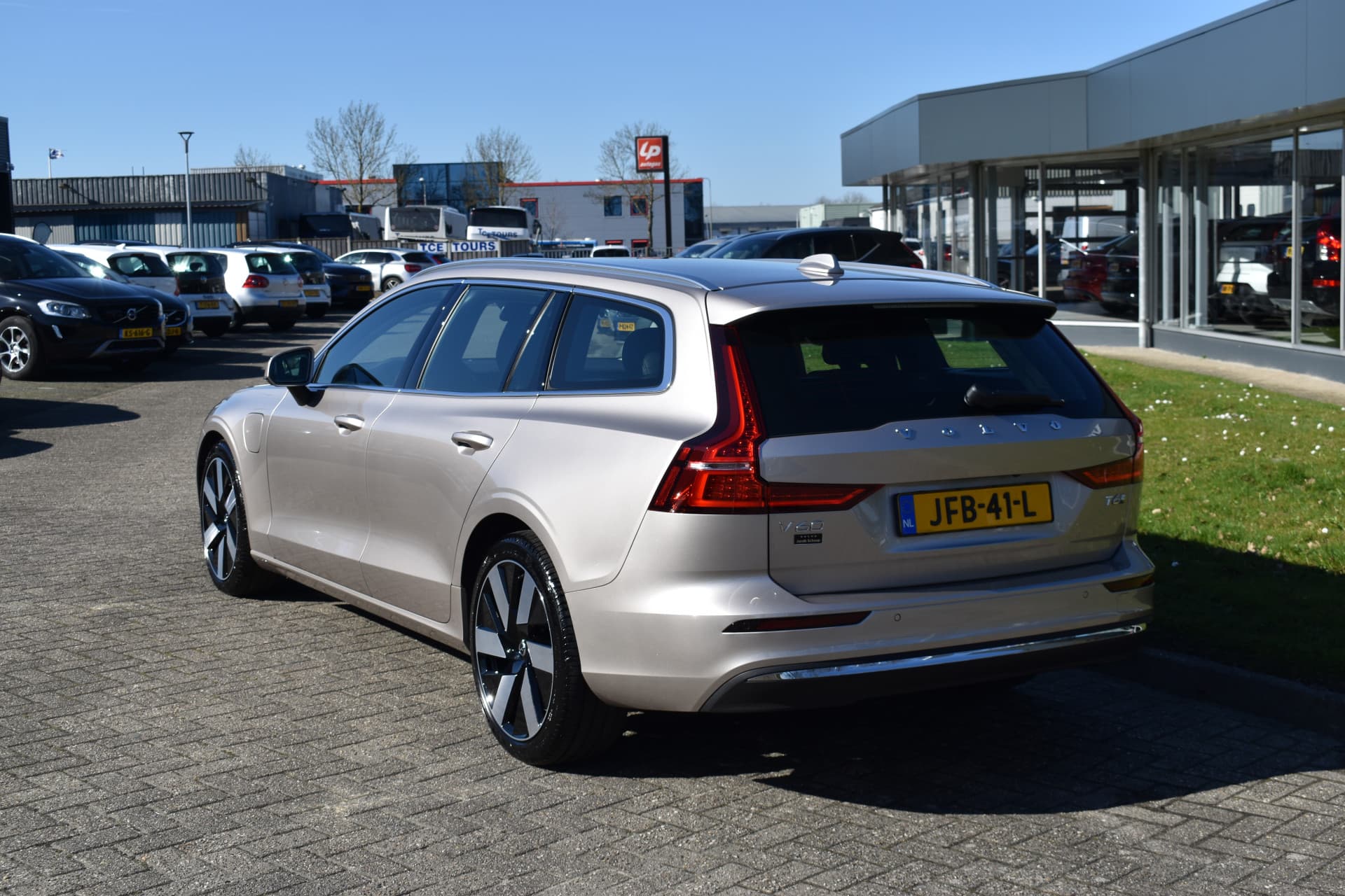 Volvo V60 T6 AWD 350PK Plug-in Hybrid Essential Bright thumbnail 9
