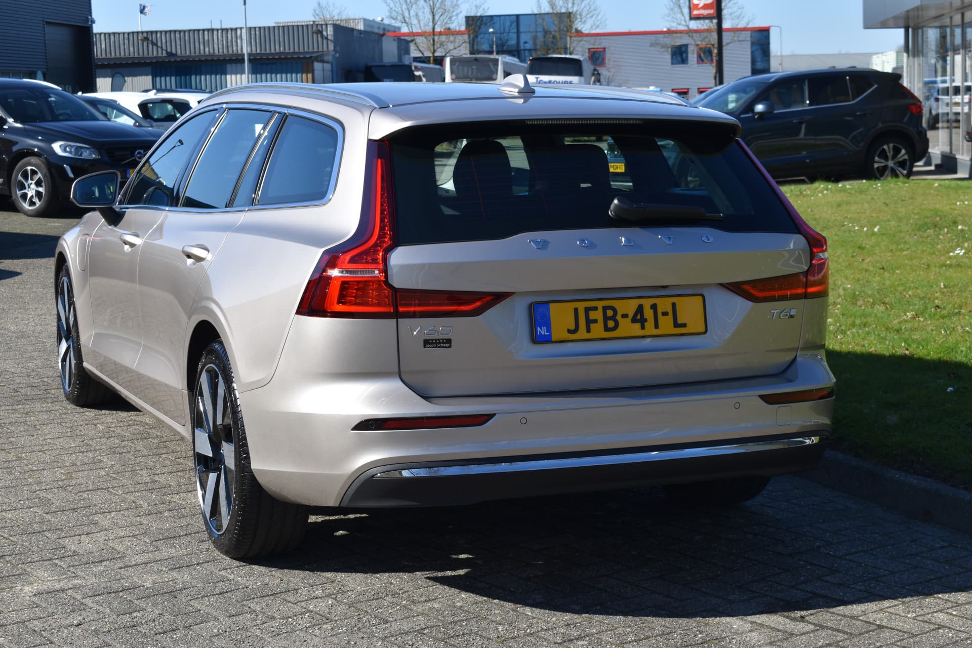 Volvo V60 T6 AWD 350PK Plug-in Hybrid Essential Bright thumbnail 10