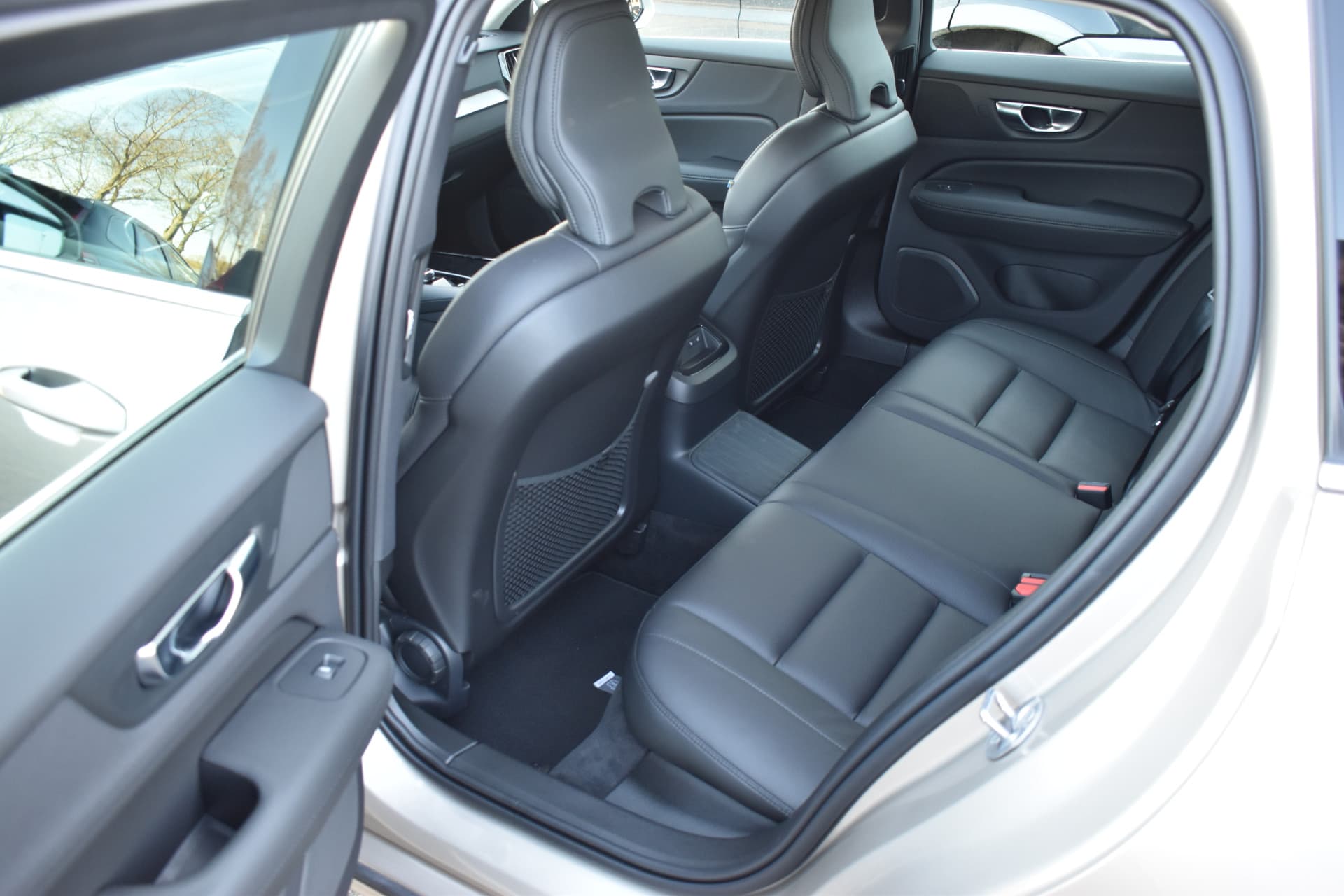 Volvo V60 T6 AWD 350PK Plug-in Hybrid Essential Bright thumbnail 16