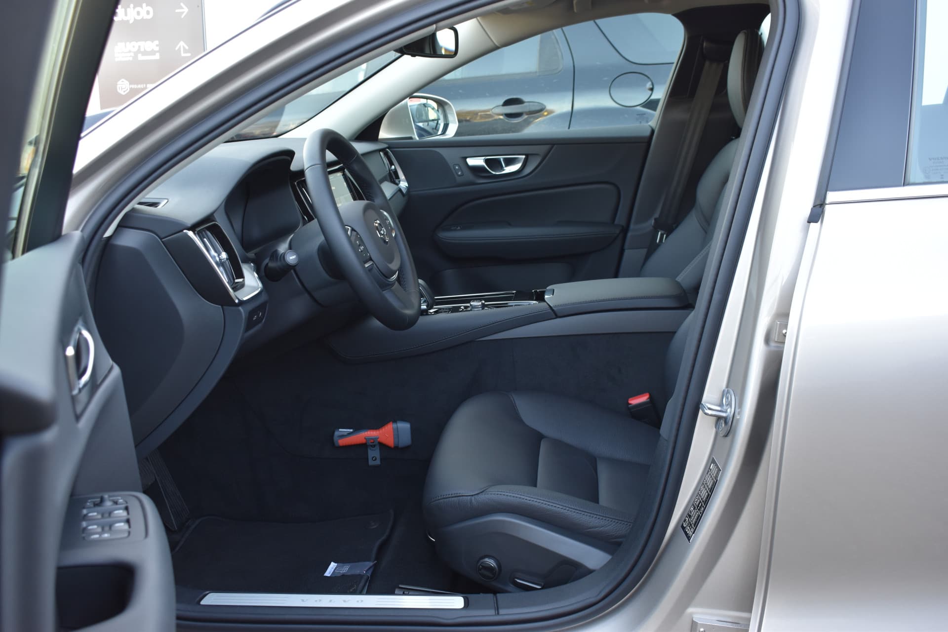 Volvo V60 T6 AWD 350PK Plug-in Hybrid Essential Bright thumbnail 21