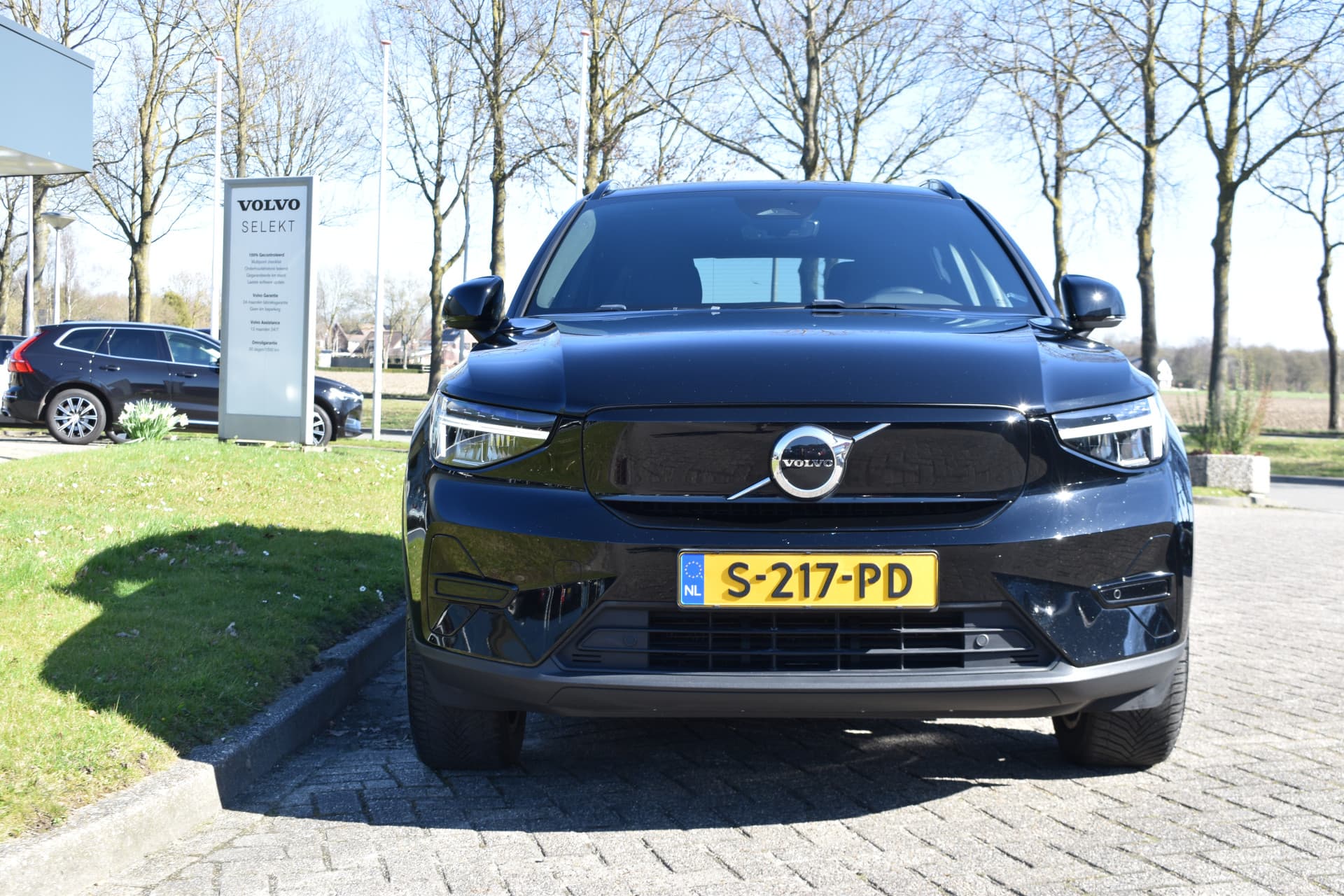 Volvo XC40 Recharge Core 70 kWh thumbnail 3