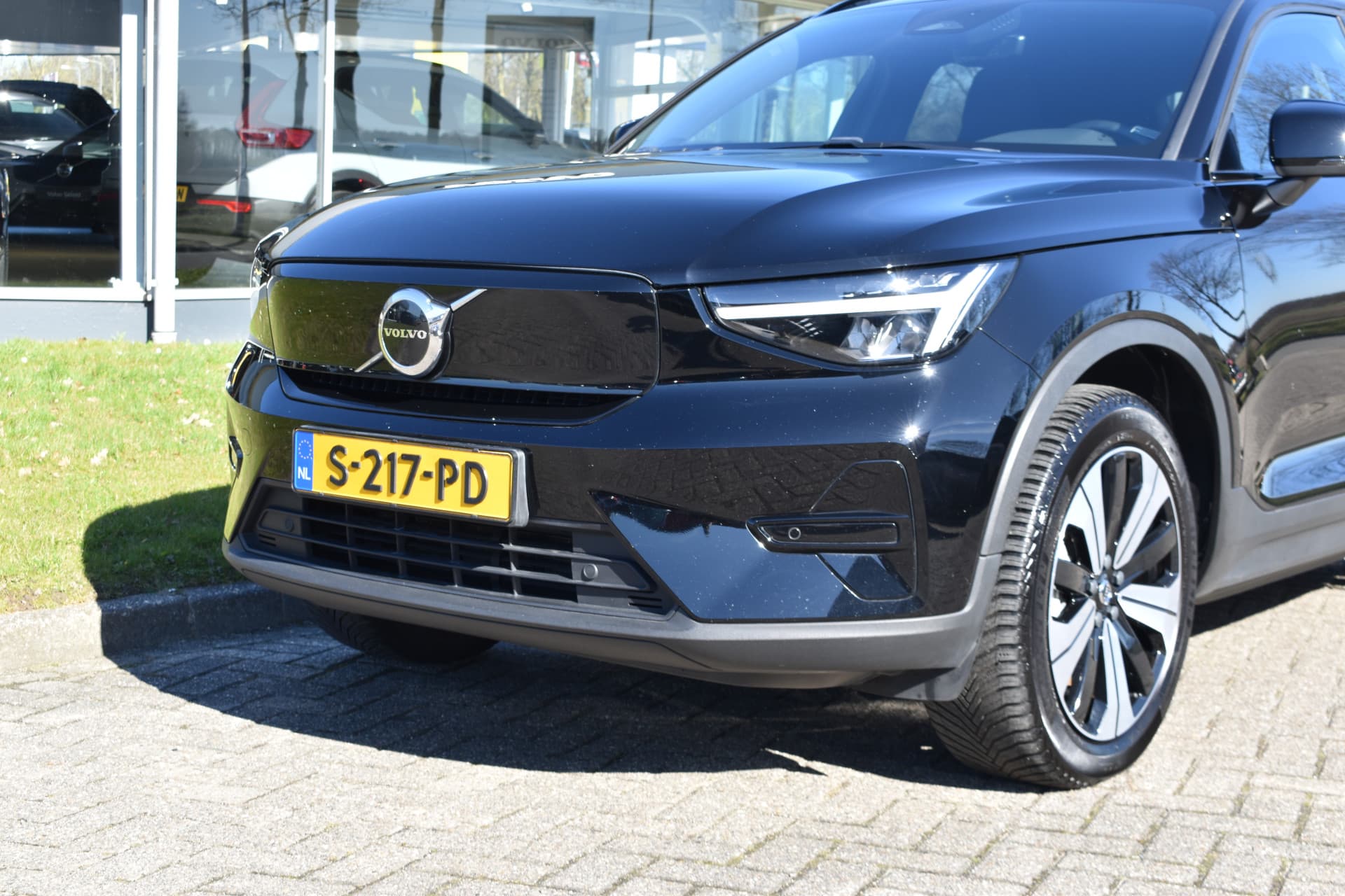 Volvo XC40 Recharge Core 70 kWh thumbnail 4