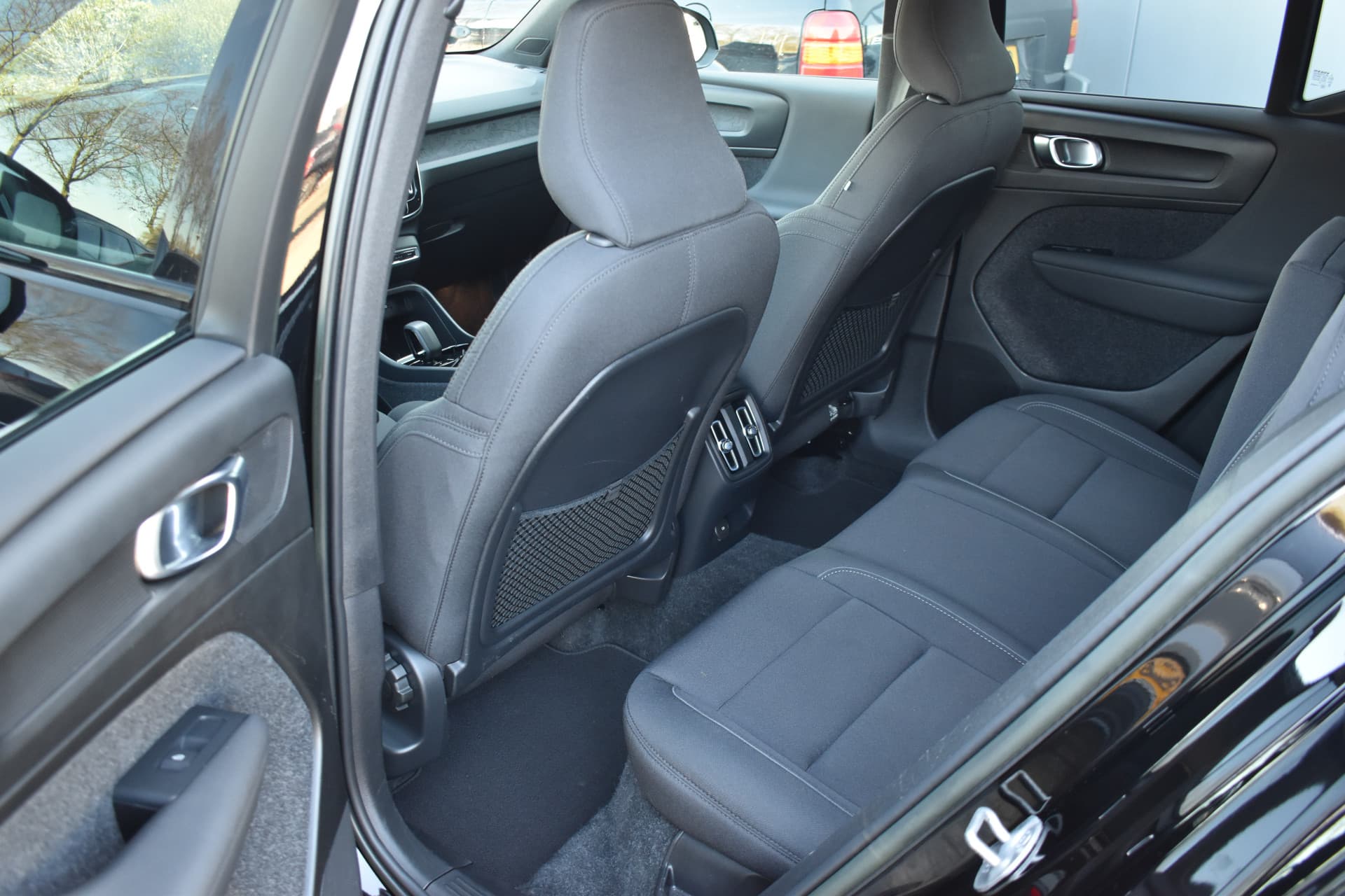 Volvo XC40 Recharge Core 70 kWh thumbnail 19