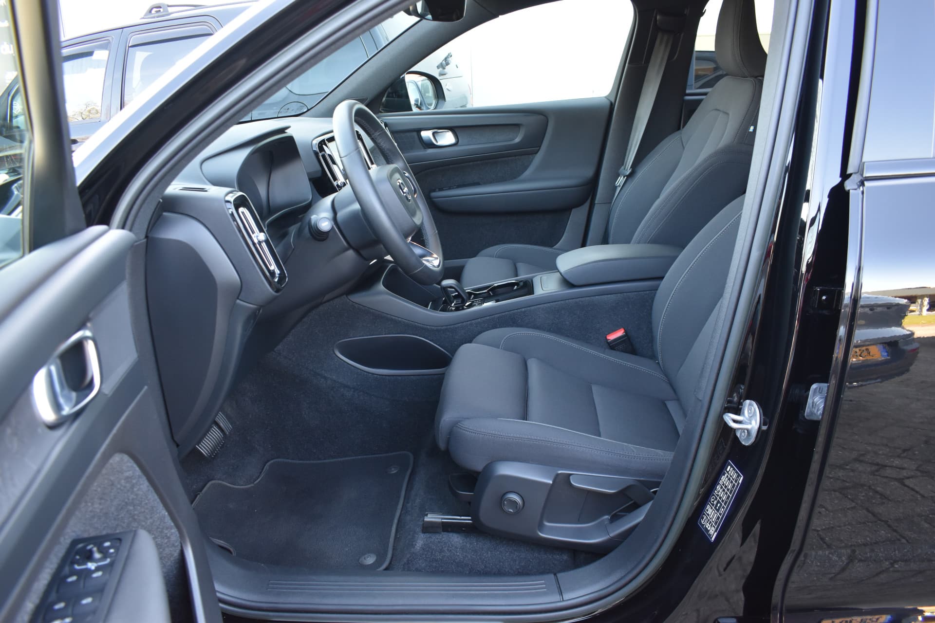 Volvo XC40 Recharge Core 70 kWh thumbnail 23