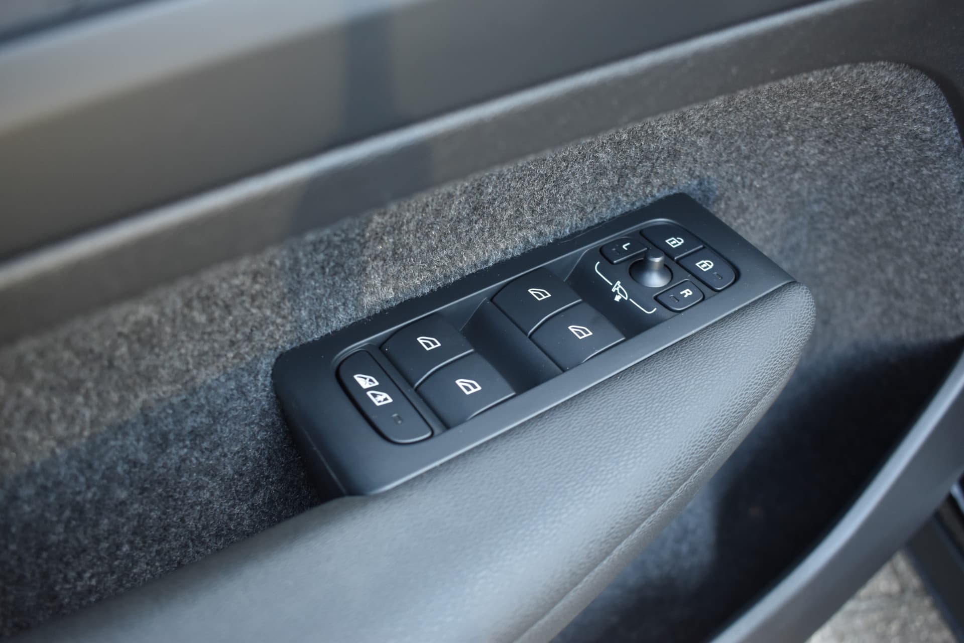 Volvo XC40 Recharge Core 70 kWh thumbnail 25