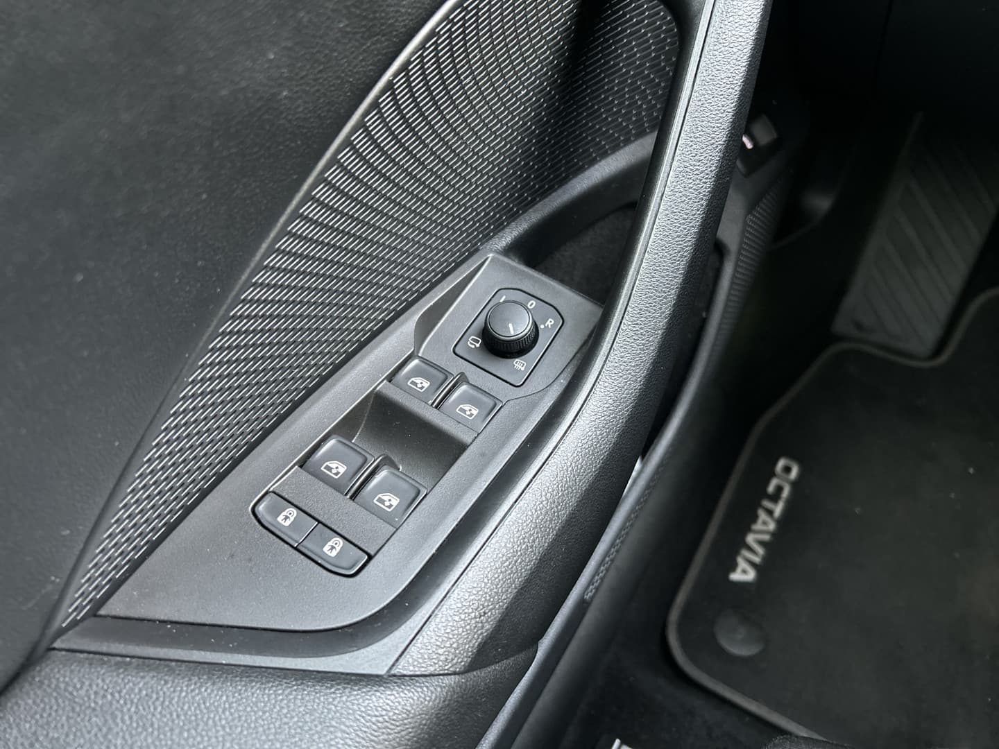 ŠKODA Octavia 1.0 e-TSI Business Edition thumbnail 8