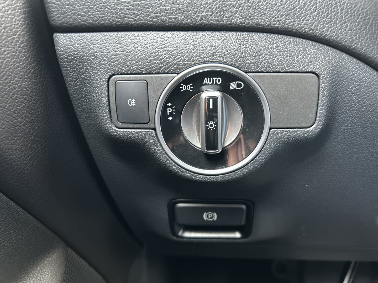 Mercedes-Benz CLA 180 Business Solution AMG Upgrade Edition thumbnail 10