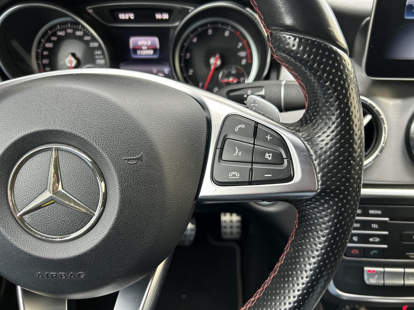 Mercedes-Benz CLA 180 Business Solution AMG Upgrade Edition thumbnail 14