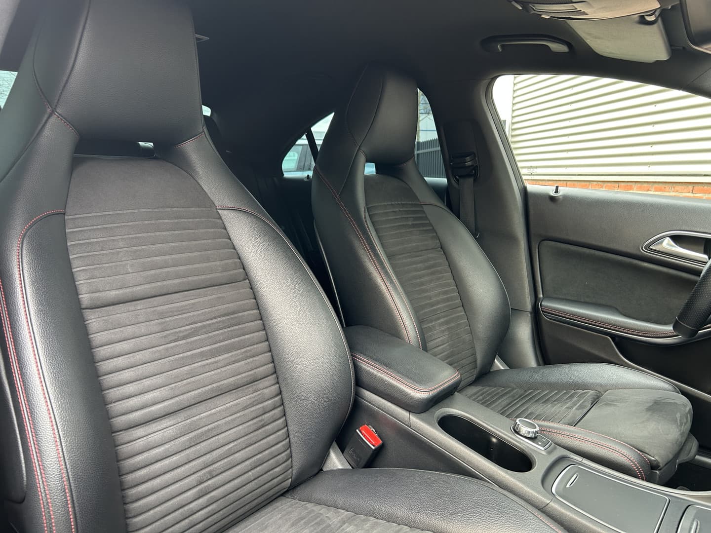 Mercedes-Benz CLA 180 Business Solution AMG Upgrade Edition thumbnail 5