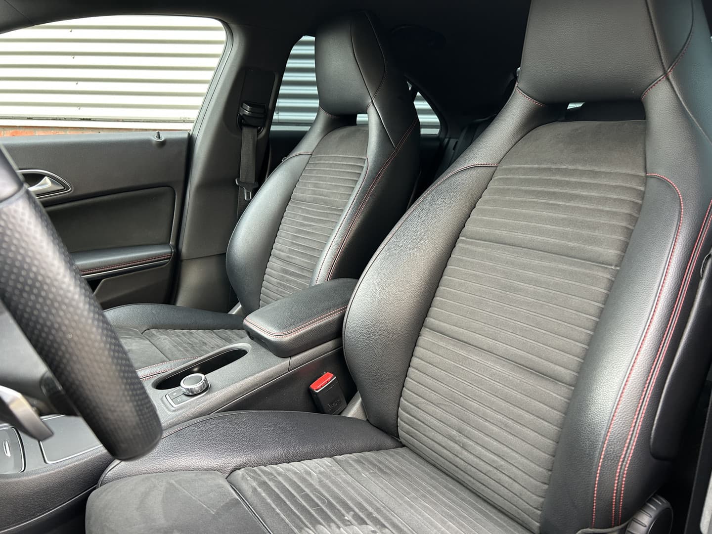 Mercedes-Benz CLA 180 Business Solution AMG Upgrade Edition thumbnail 6