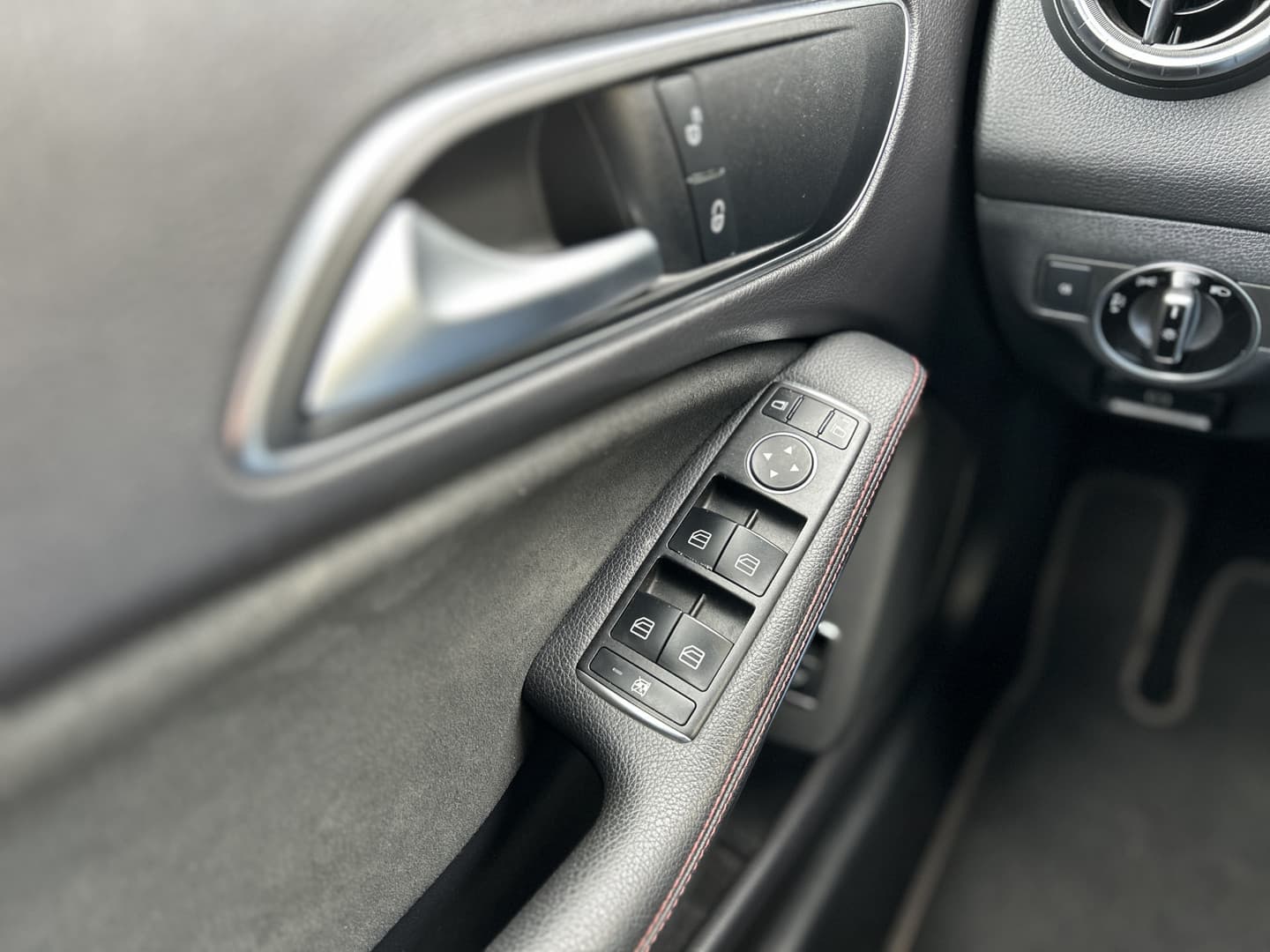 Mercedes-Benz CLA 180 Business Solution AMG Upgrade Edition thumbnail 7