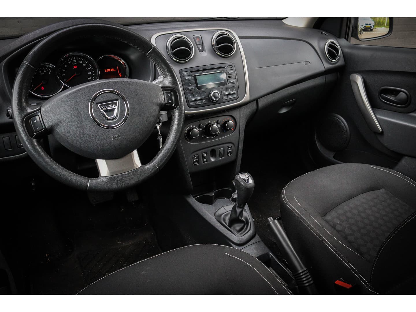 Dacia Sandero 0.9 TCe SL Royaal Net binnen; wordt nog showroomklaar gemaakt thumbnail 3