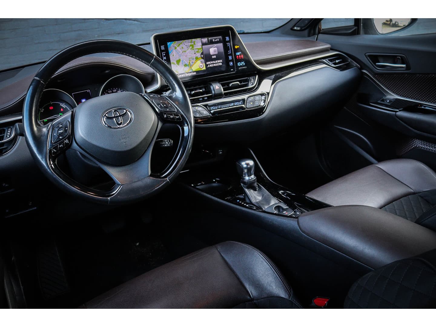 Toyota C-HR 1.8 Hybrid Executive Net binnen - Nu al te bezichtigen thumbnail 3