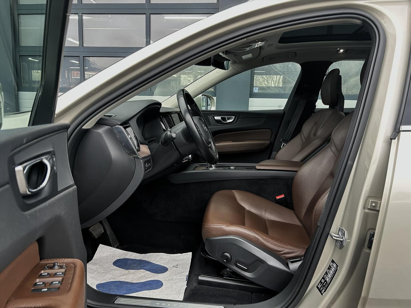 Volvo XC60 T8 PHEV 407pk SoH 86%, Leder, Pano, Trekhaak, Luchtvering thumbnail 4