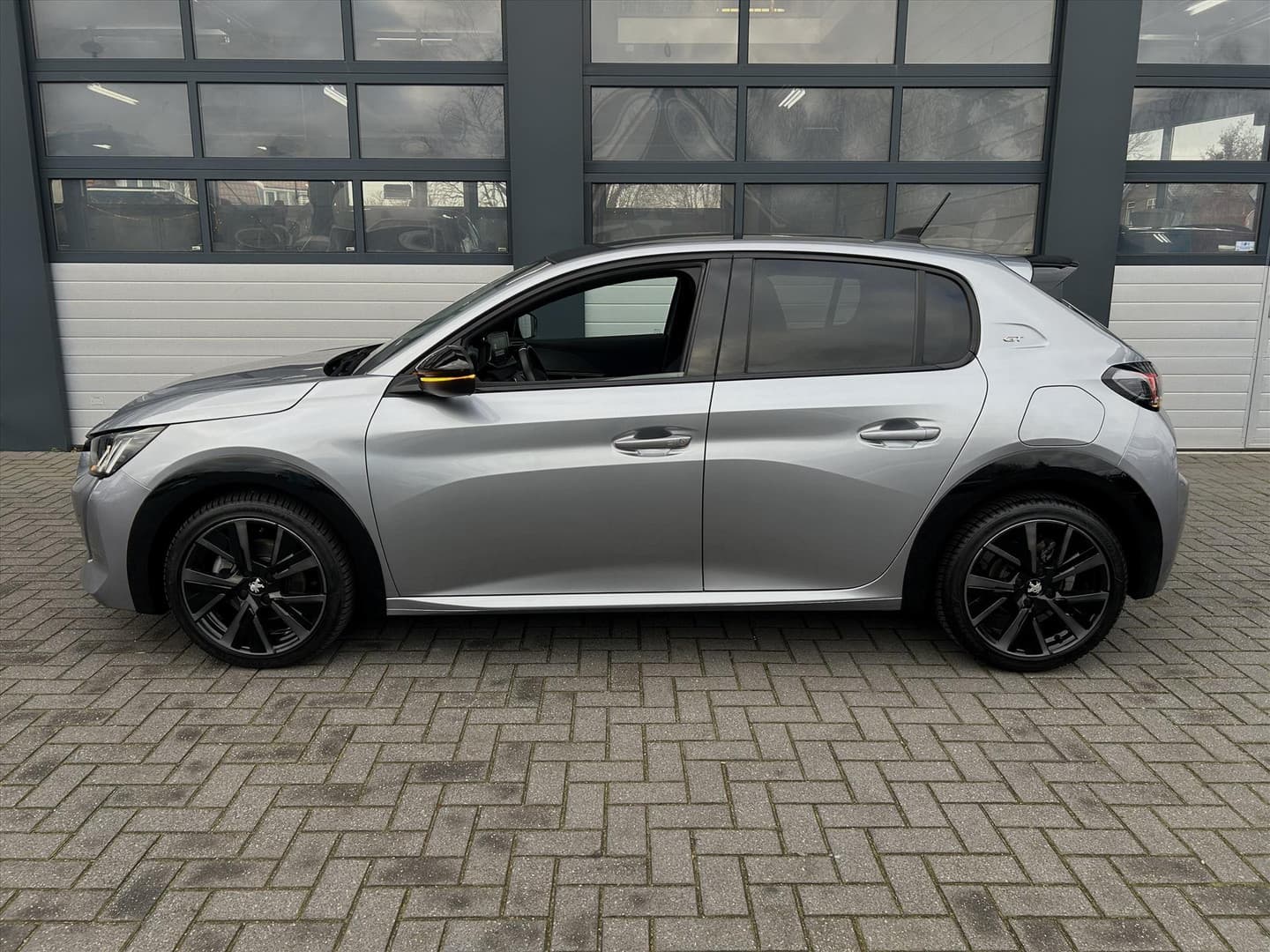 Peugeot 208 1.2 Automaat 130pk GT, Pano, Carplay, Stoelverwarming thumbnail 3