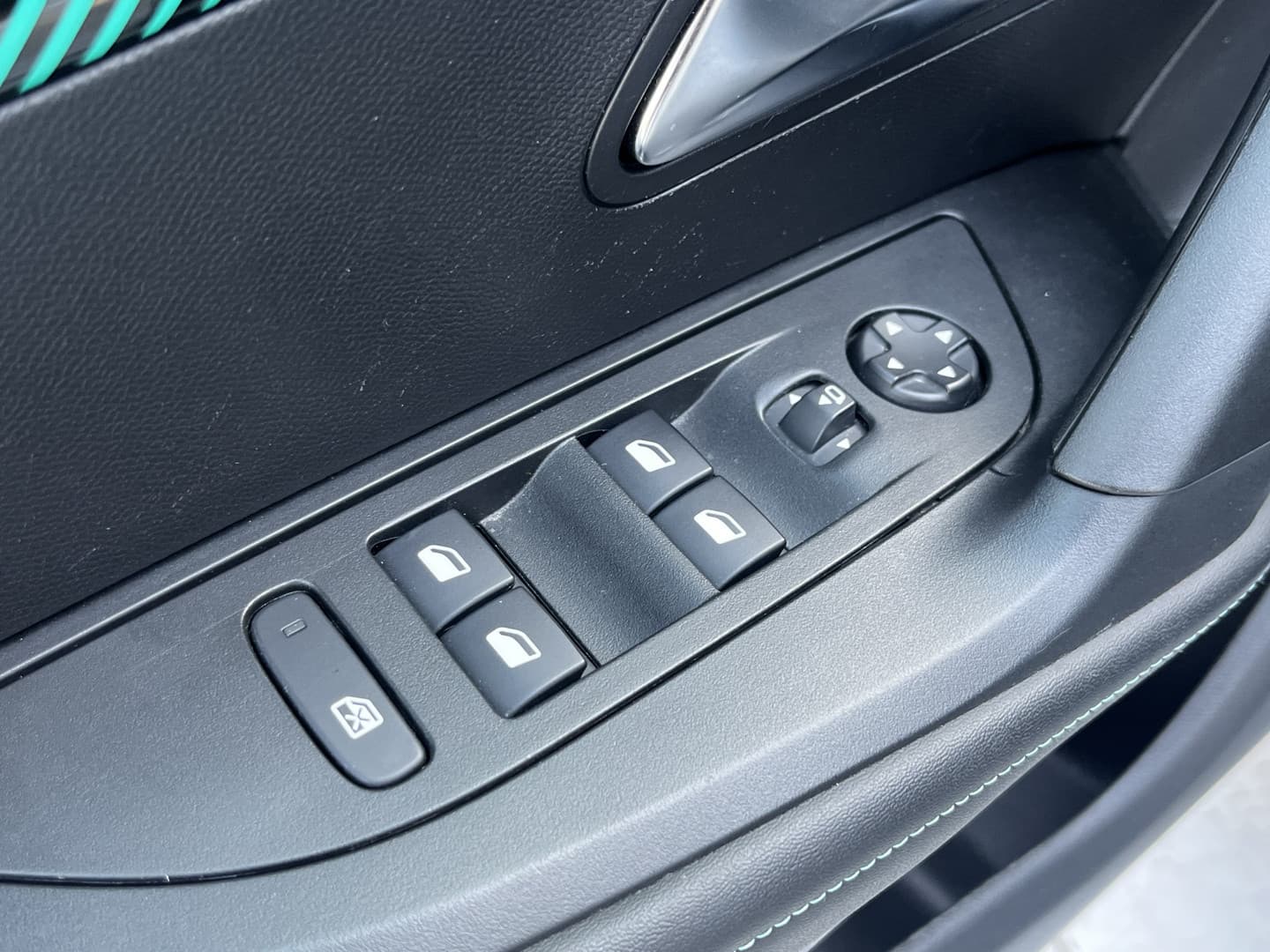 Peugeot 2008 PureTech 130 Allure thumbnail 26