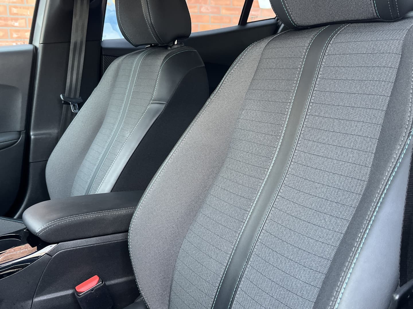 Peugeot 2008 PureTech 130 Allure thumbnail 28