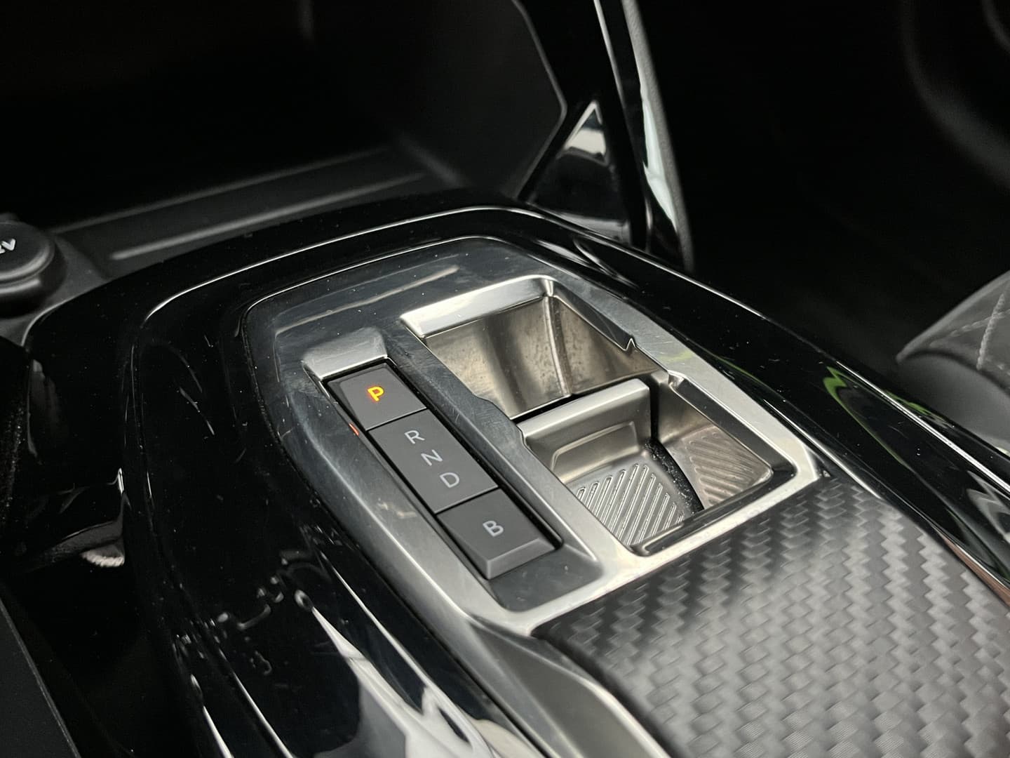 Peugeot E-208 EV GT Pack 50 kWh thumbnail 18