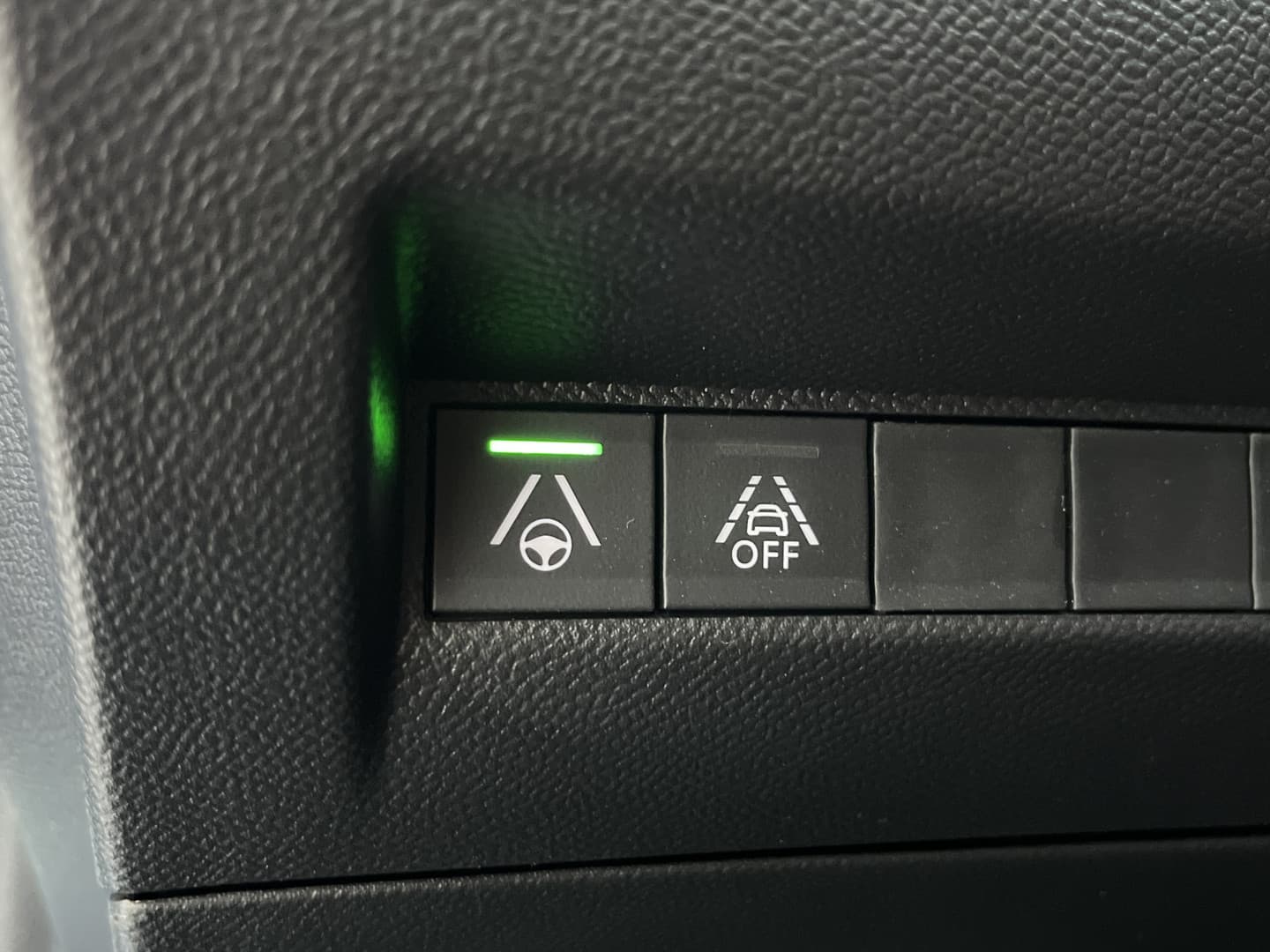 Peugeot E-208 EV GT Pack 50 kWh thumbnail 27