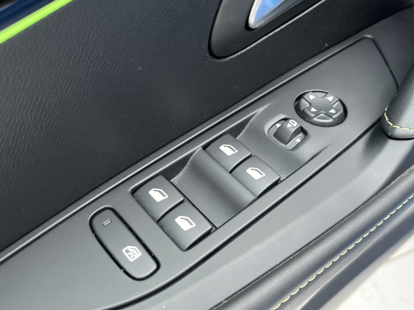 Peugeot E-208 EV GT Pack 50 kWh thumbnail 28