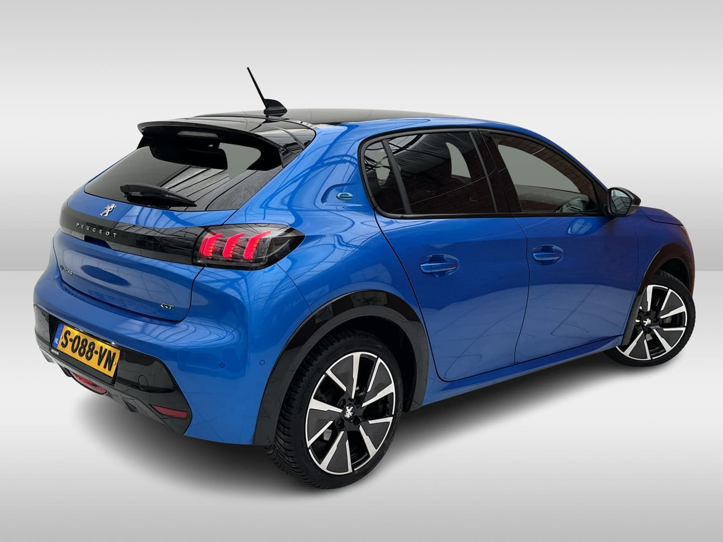 Peugeot E-208 EV GT Pack 50 kWh thumbnail 2