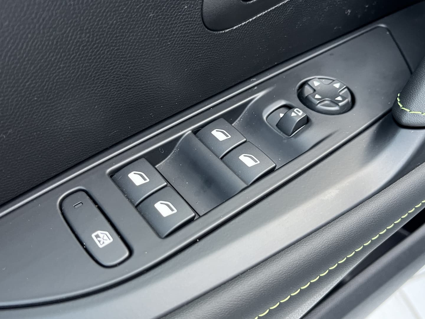 Peugeot 208 Hybrid 110 e-DCS6 GT thumbnail 25