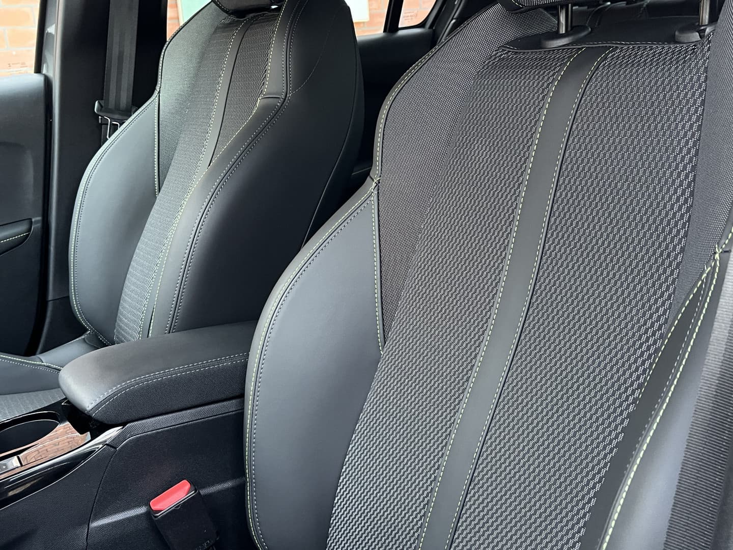 Peugeot 208 Hybrid 110 e-DCS6 GT thumbnail 26