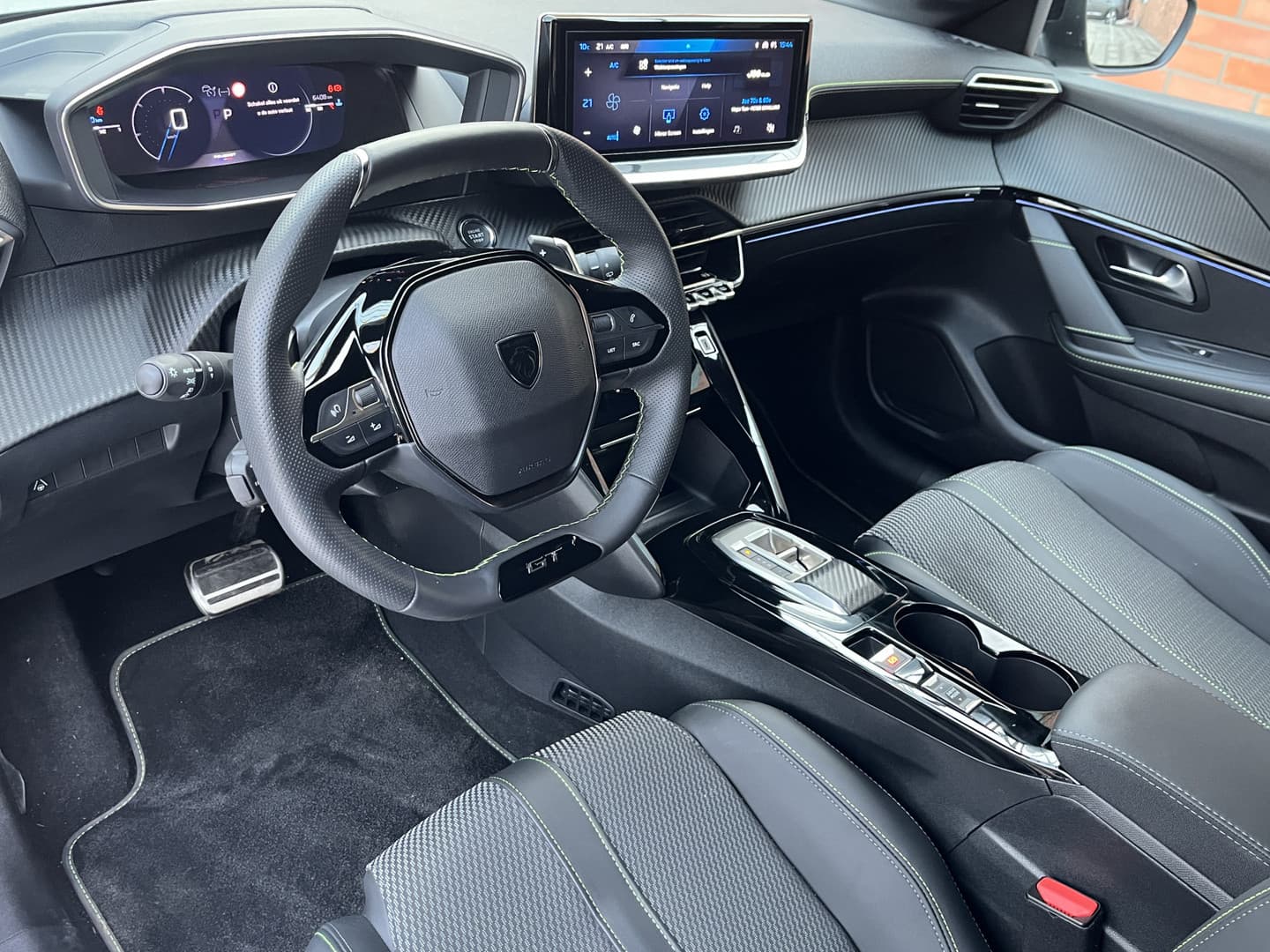 Peugeot 208 Hybrid 110 e-DCS6 GT thumbnail 3